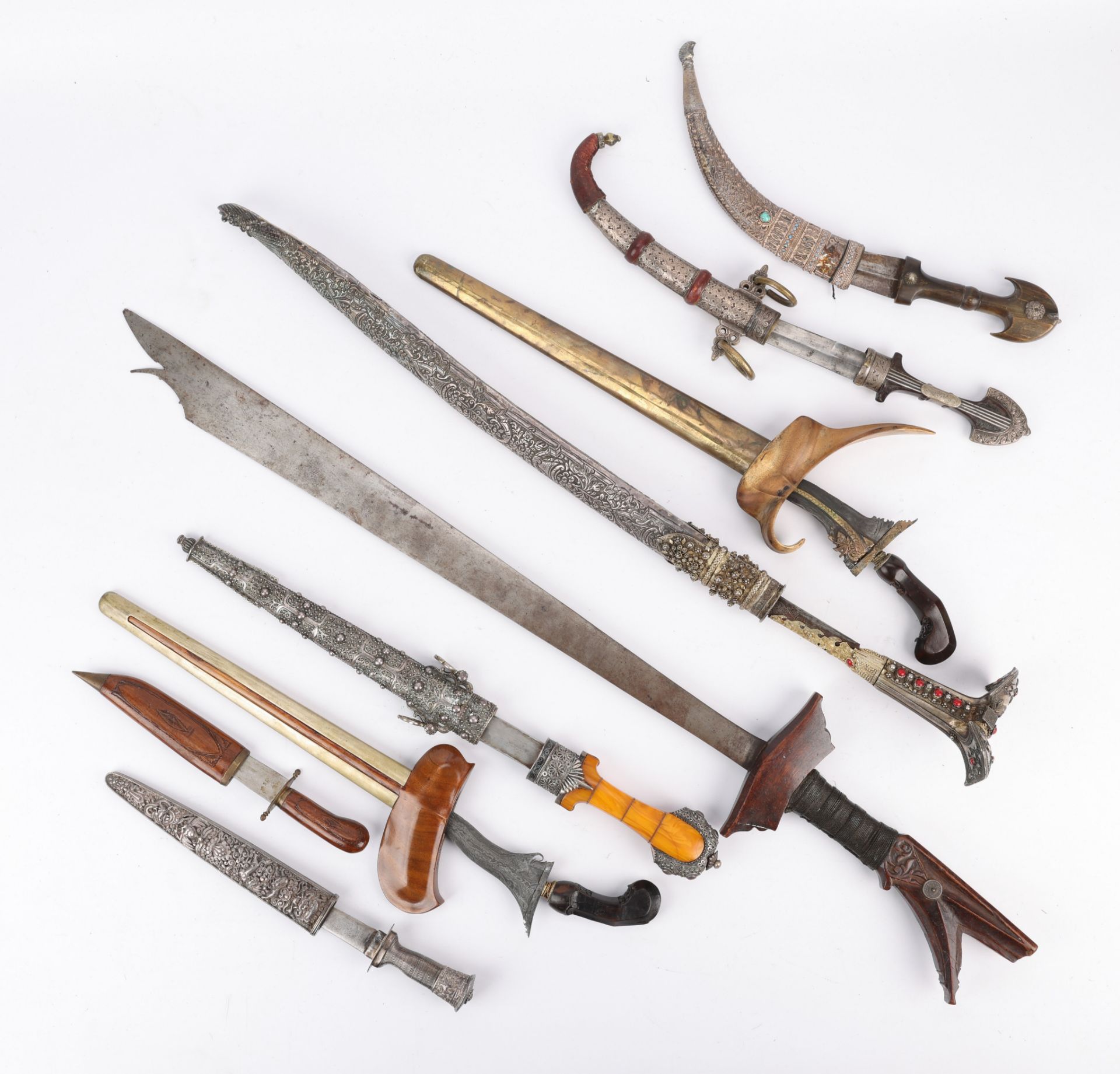 9 North African & Asian Daggers & Swords - Bild 3 aus 13
