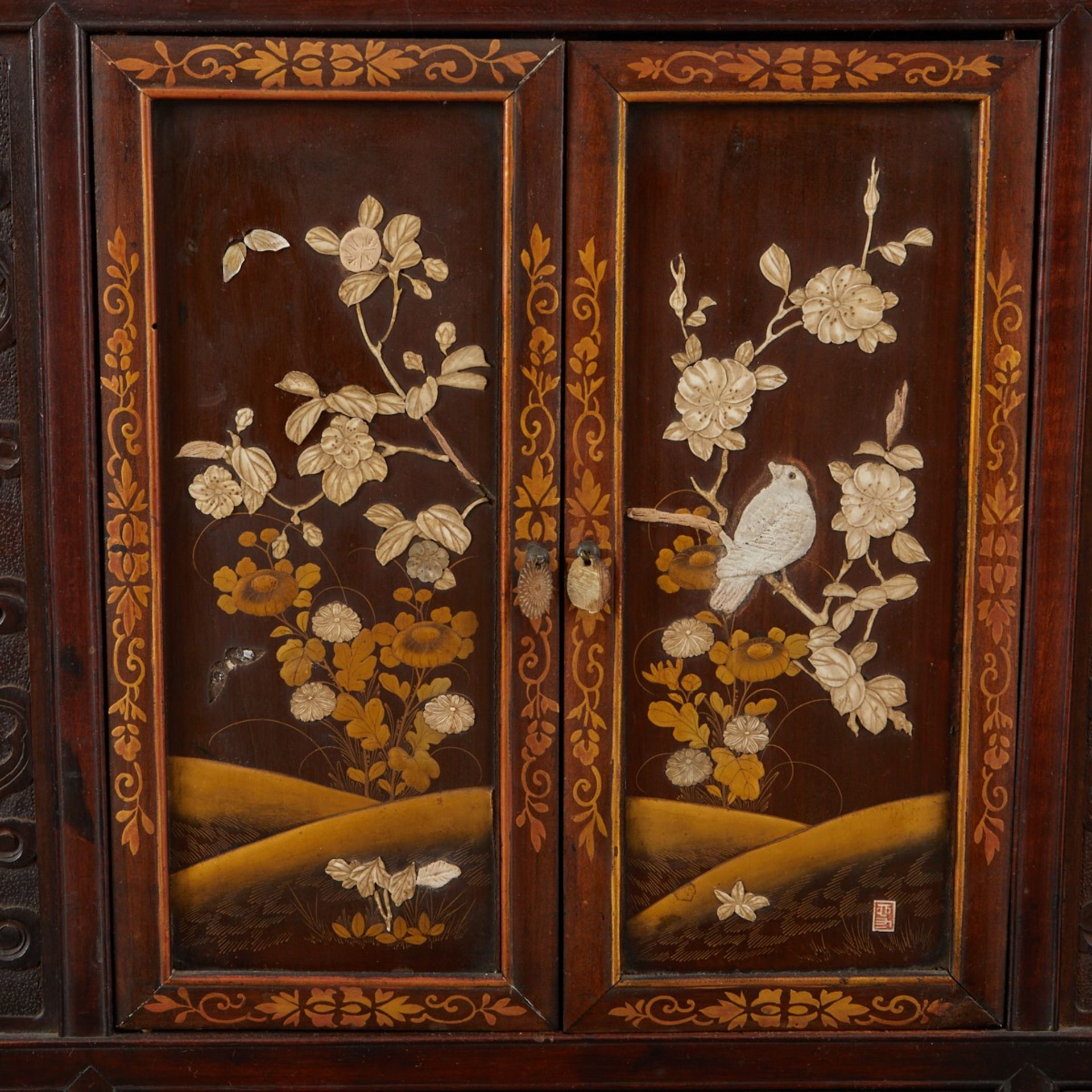 Japanese Lacquer Cabinet w/ Inlaid Decoration - Bild 7 aus 11