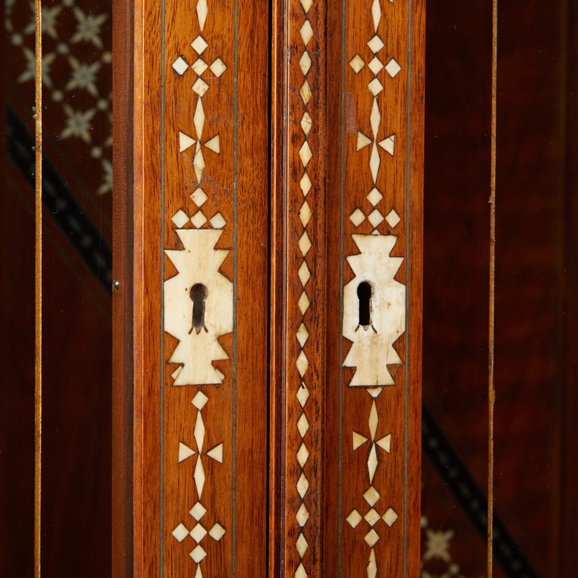 Syrian Inlaid Curio Cabinet w/ Painted Decoration - Bild 7 aus 8