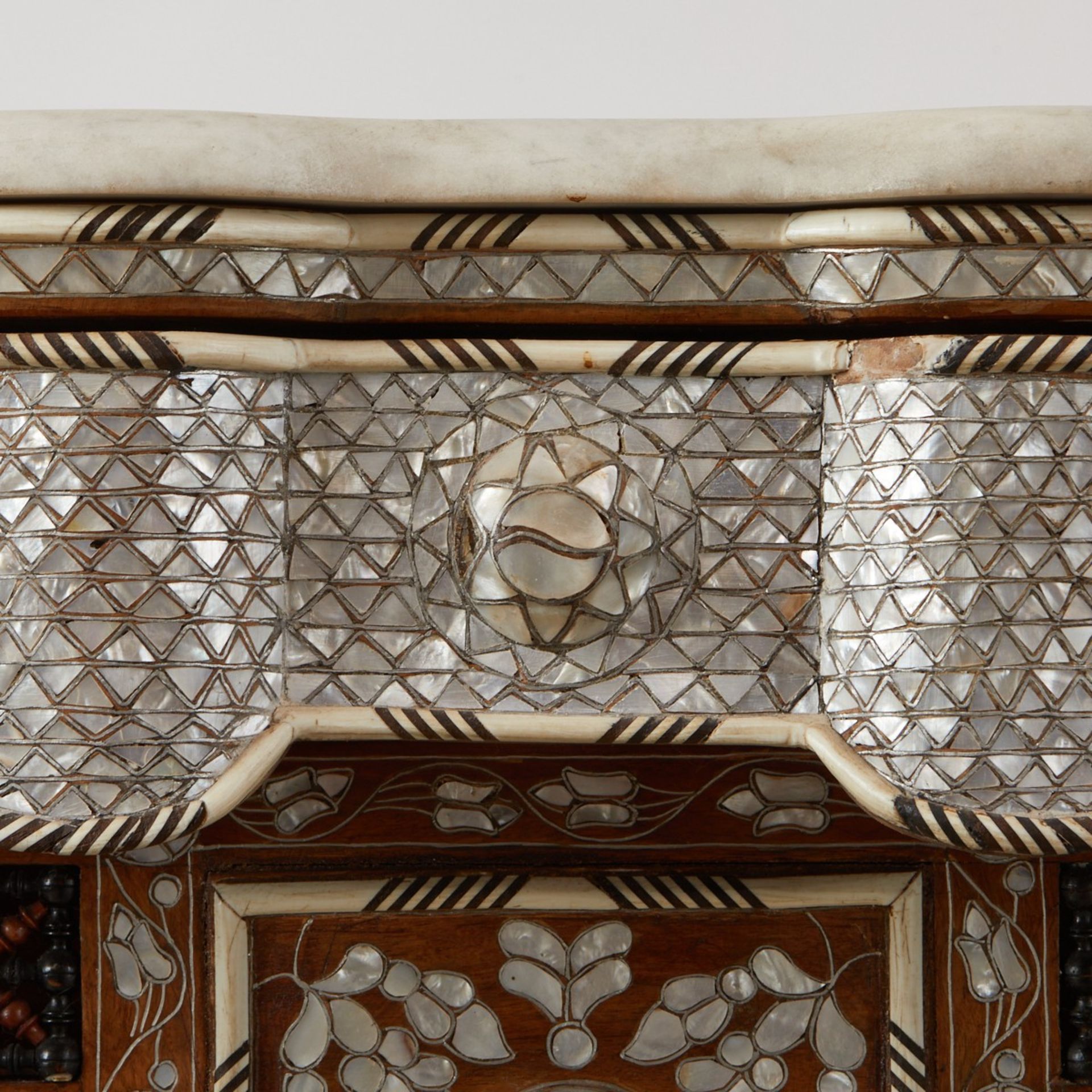 Levantine Mother of Pearl Inlaid Hall Table - Bild 6 aus 8