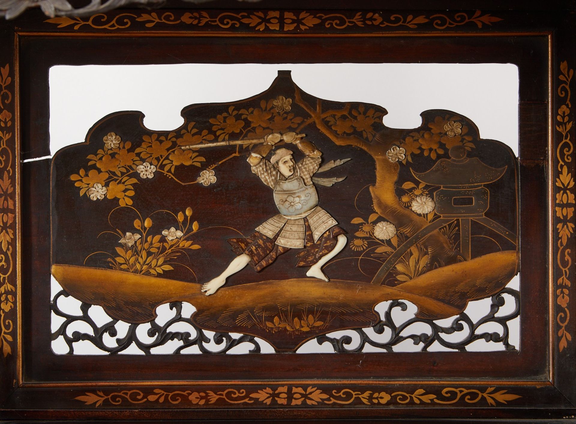 Japanese Lacquer Cabinet w/ Inlaid Decoration - Bild 6 aus 11