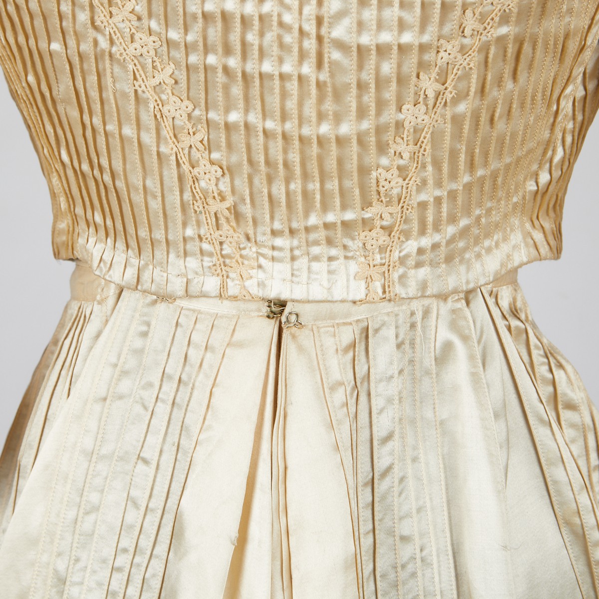 1890s Cream Silk Evening Dress - Image 10 of 10