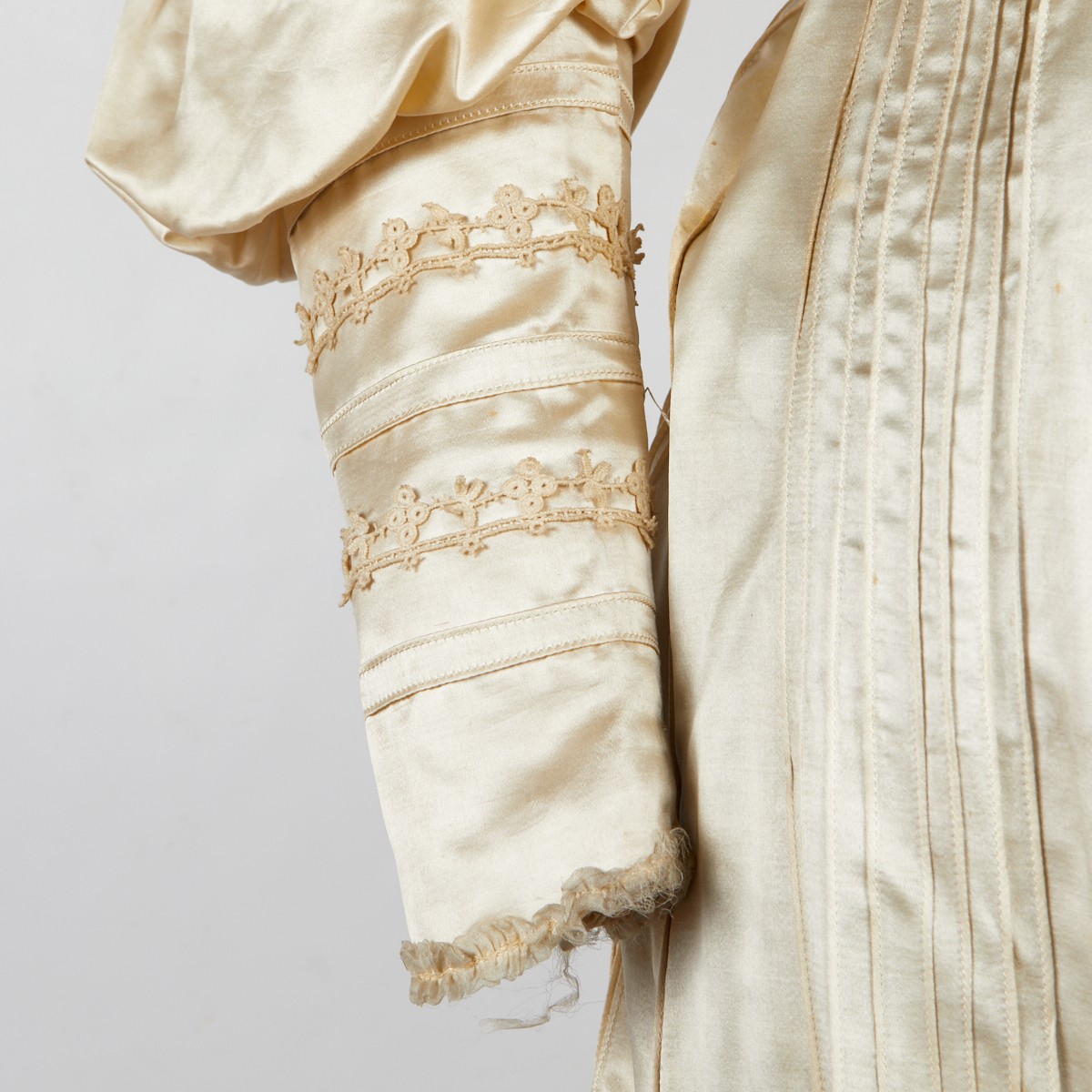 1890s Cream Silk Evening Dress - Image 7 of 10