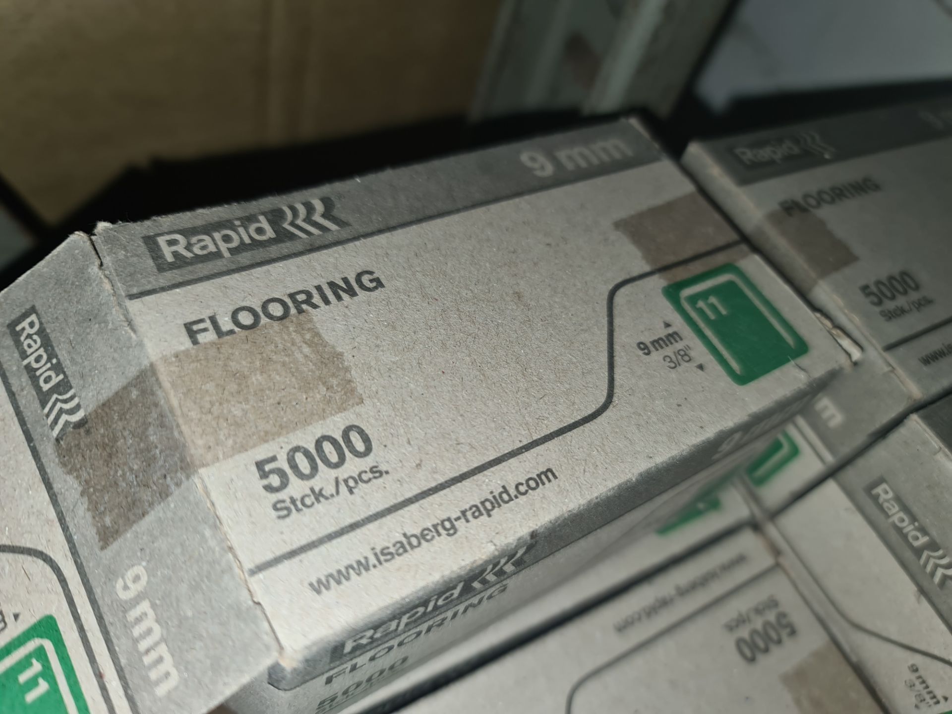 16 boxes of Rapid 9mm flooring staples, each box containing 5,000 piecesLots 31 - 328 comprise the - Image 3 of 3