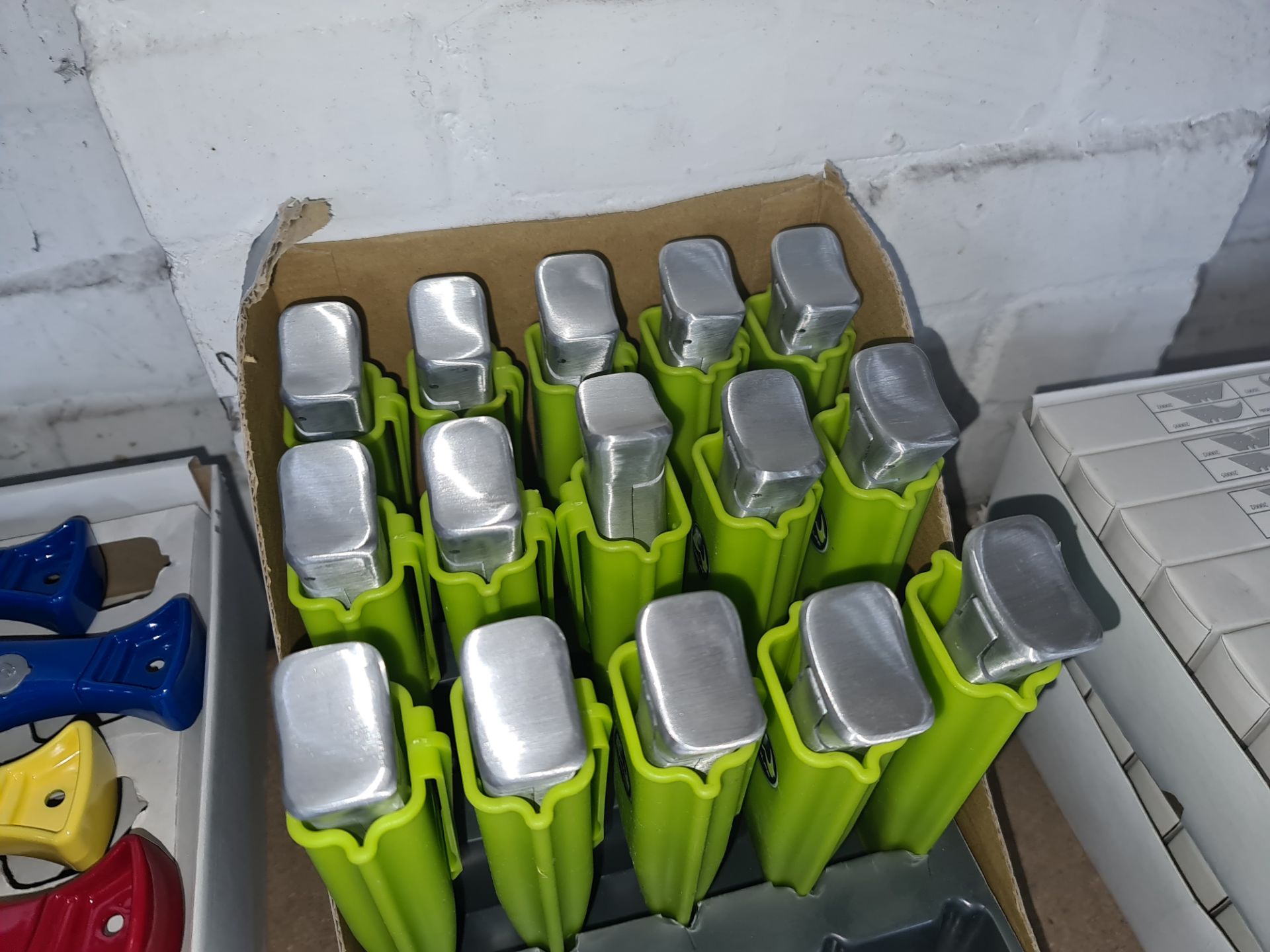 15 off Wolff silver finish knives each with a green plastic case. NB this lot consists of handles - Image 2 of 3