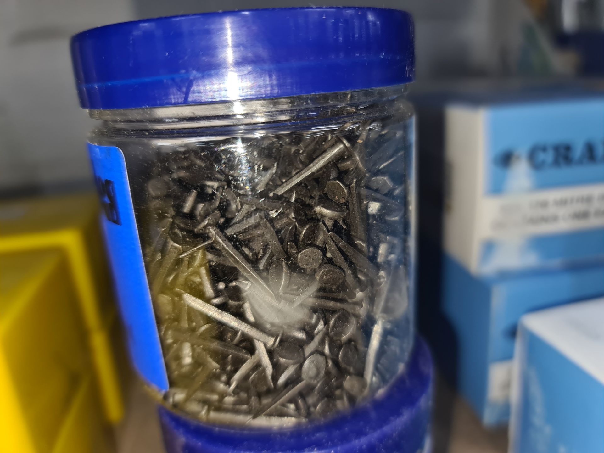 8 tubs of nails comprising 6 tubs of Sweeney Todd Blades blued tacks (20mm) plus 1 box of Janser - Image 5 of 5