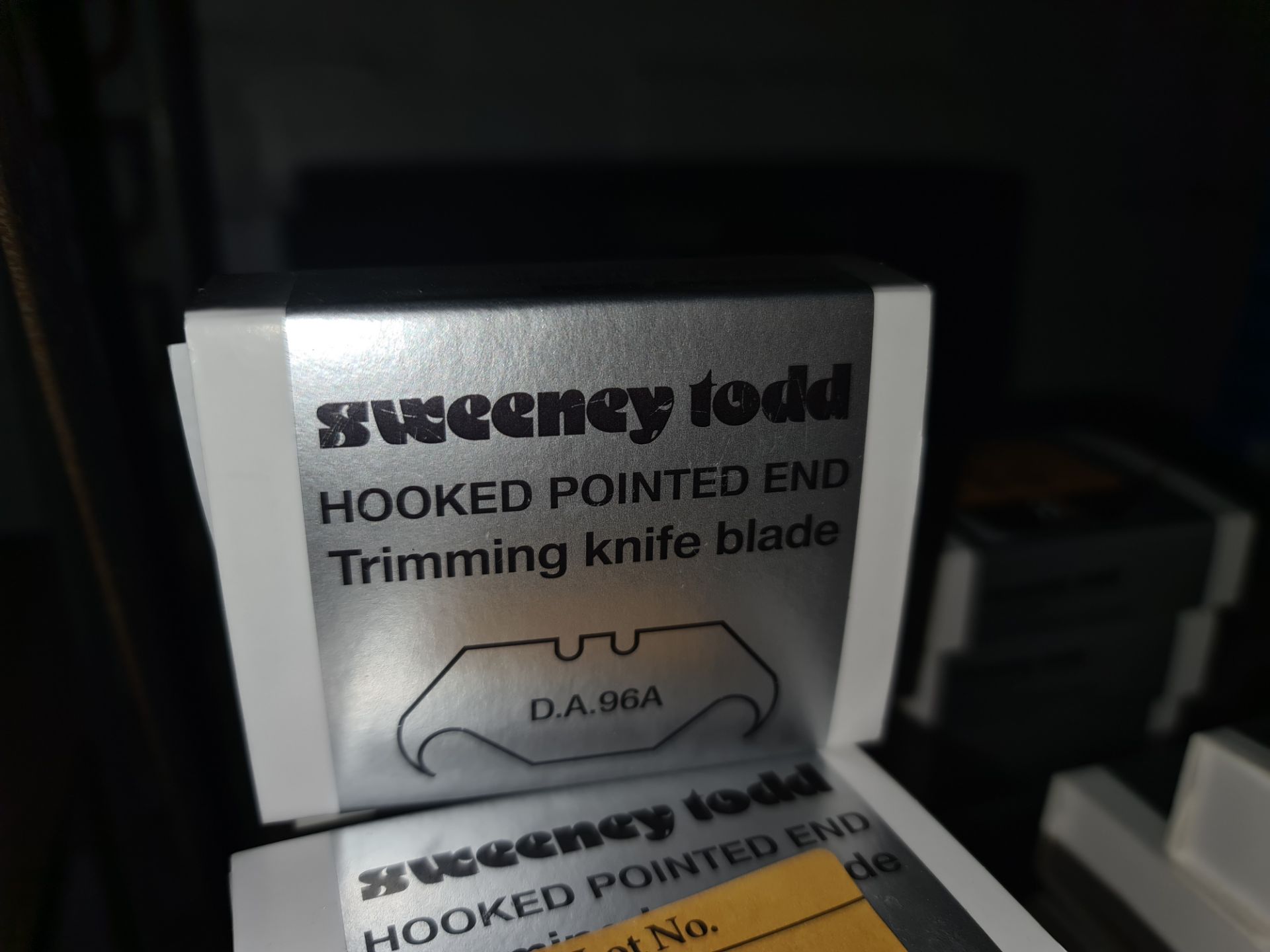 9 boxes of Sweeney Todd hooked pointed end trimming knife blades, product code DA96ALots 31 - 328 - Image 3 of 3