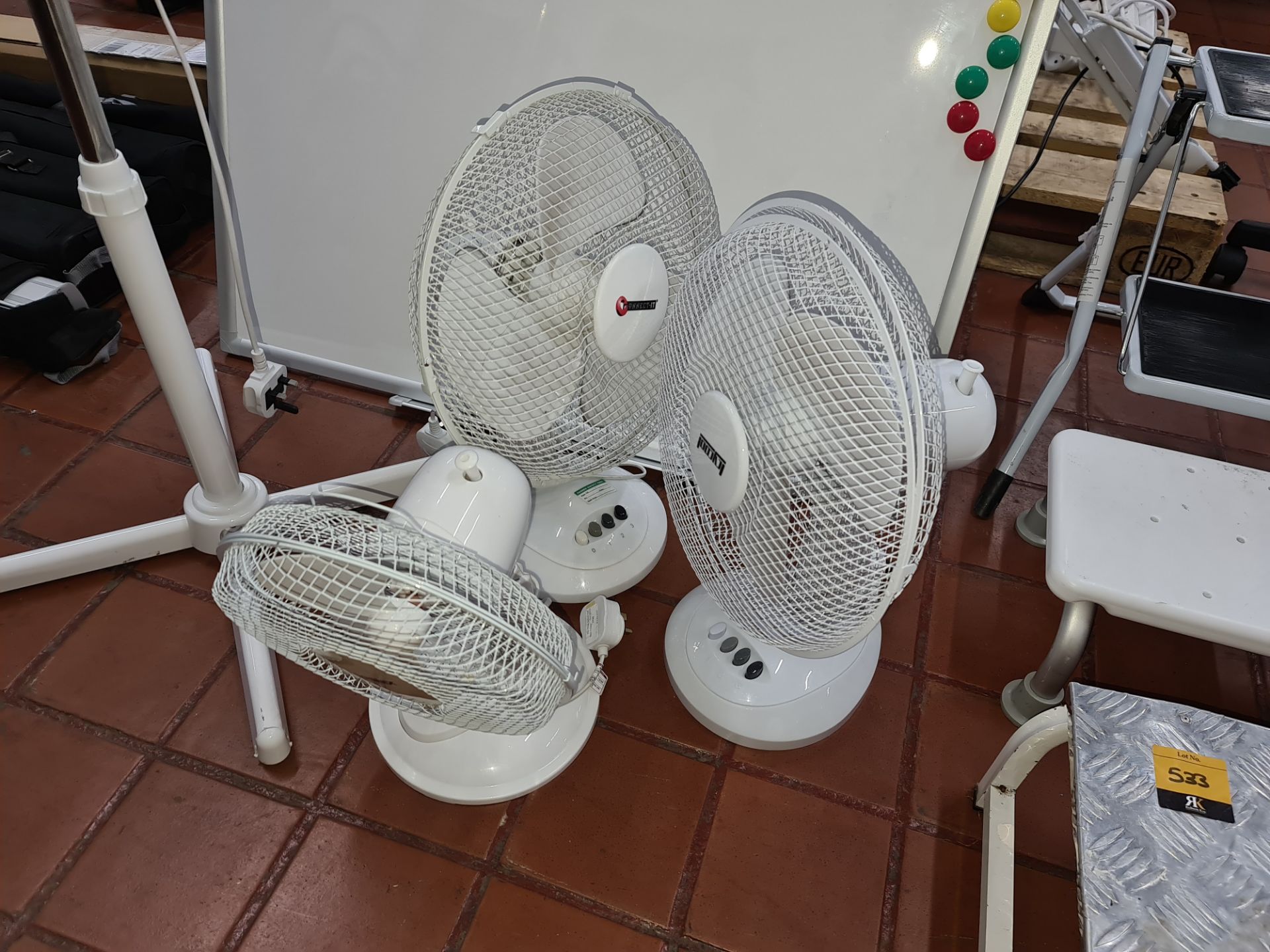 Mixed lot comprising 4 assorted fans & 2 whiteboards, one of which includes a stand/frame - Image 2 of 4