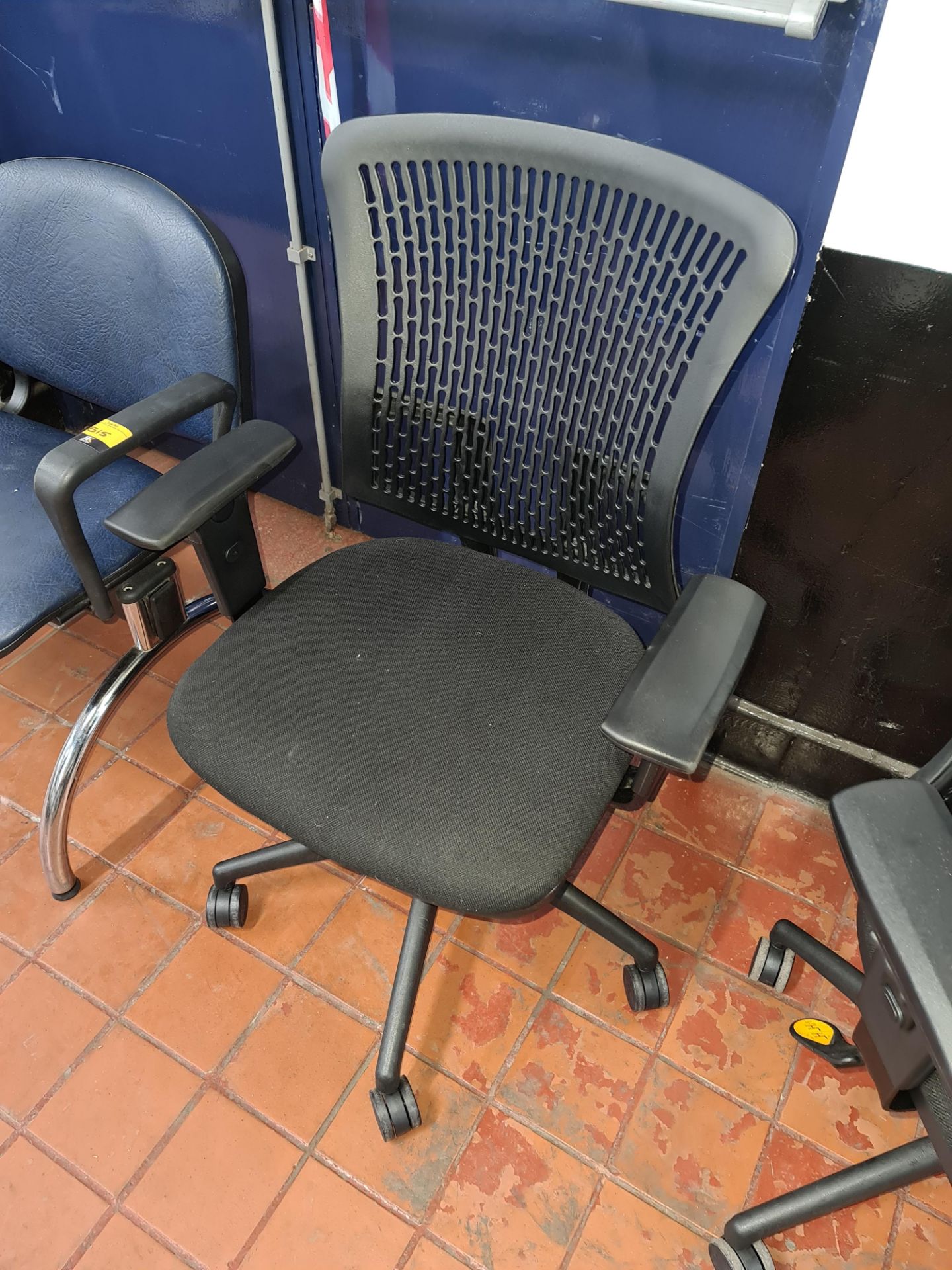 4 off matching black operator's chairs with black upholstered bases & black mesh style plastic backs - Image 5 of 5