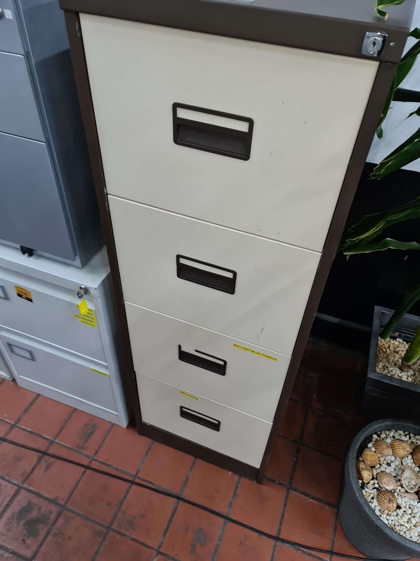 Brown metal 4-drawer filing cabinet - Image 2 of 6