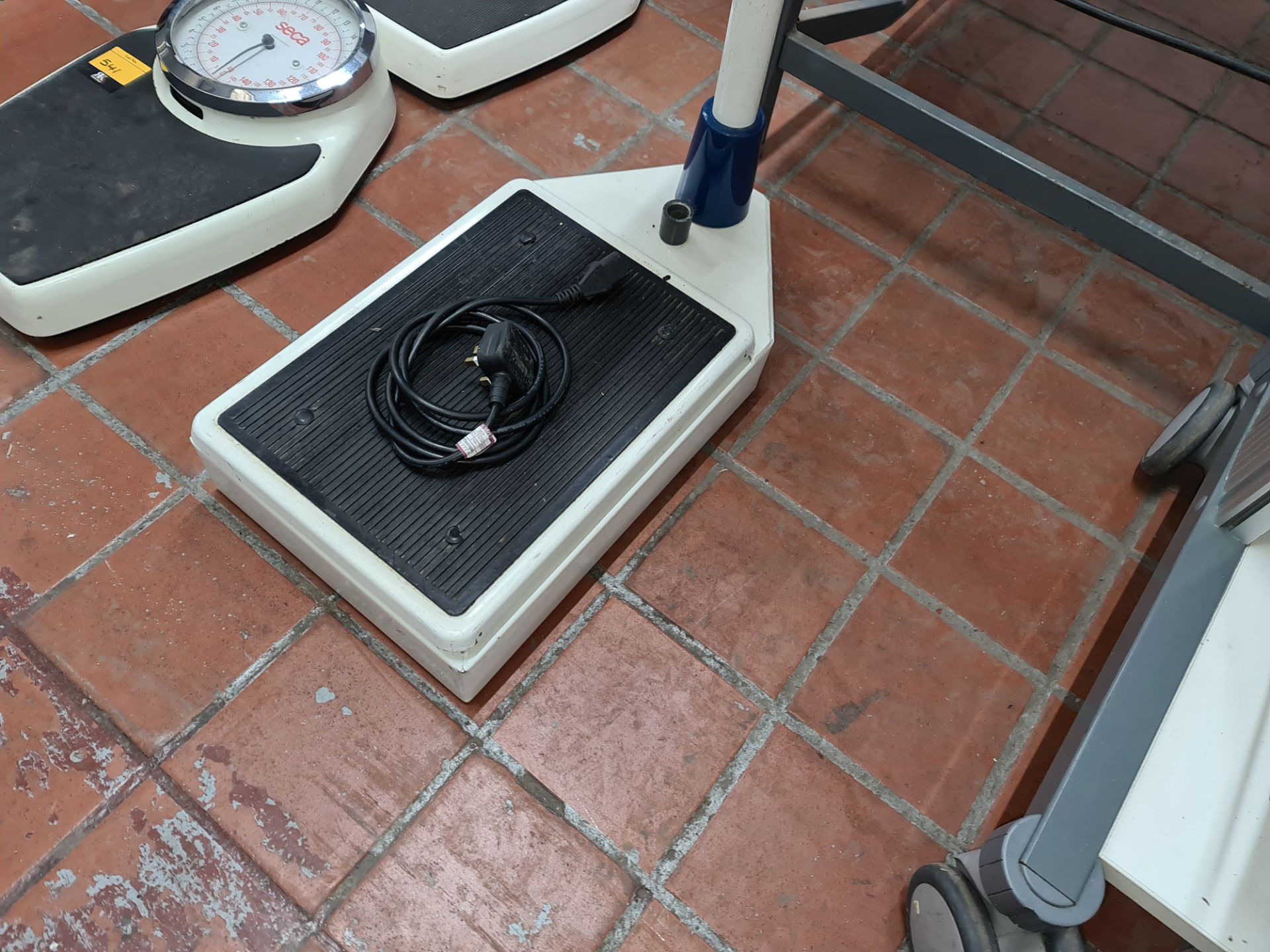 Model DT200 electronic body scales NB. Snapped bracket holding display head on column - Image 3 of 4