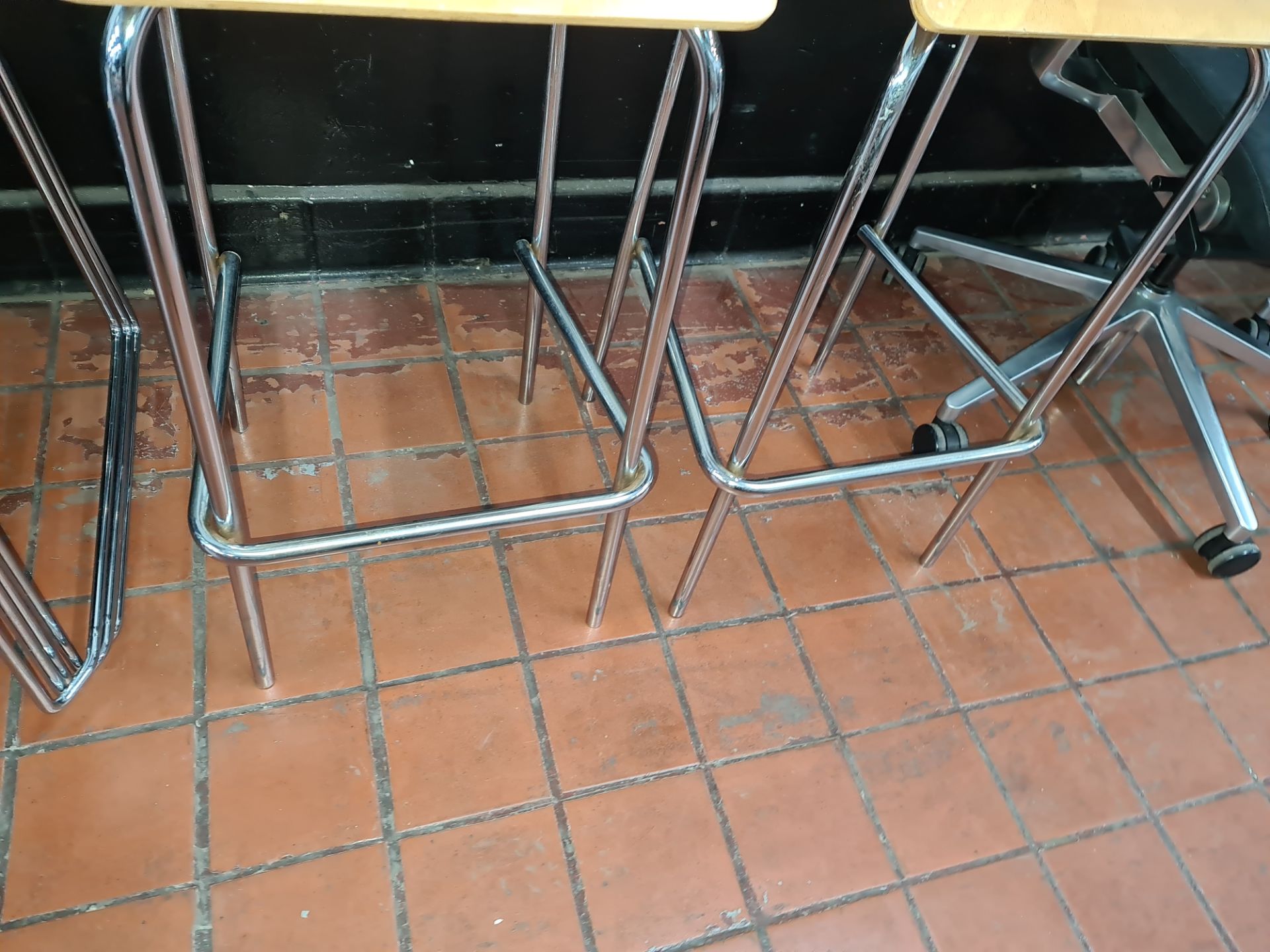 Pair of bar/kitchen stools comprising chrome frames with wooden seats - Image 3 of 3