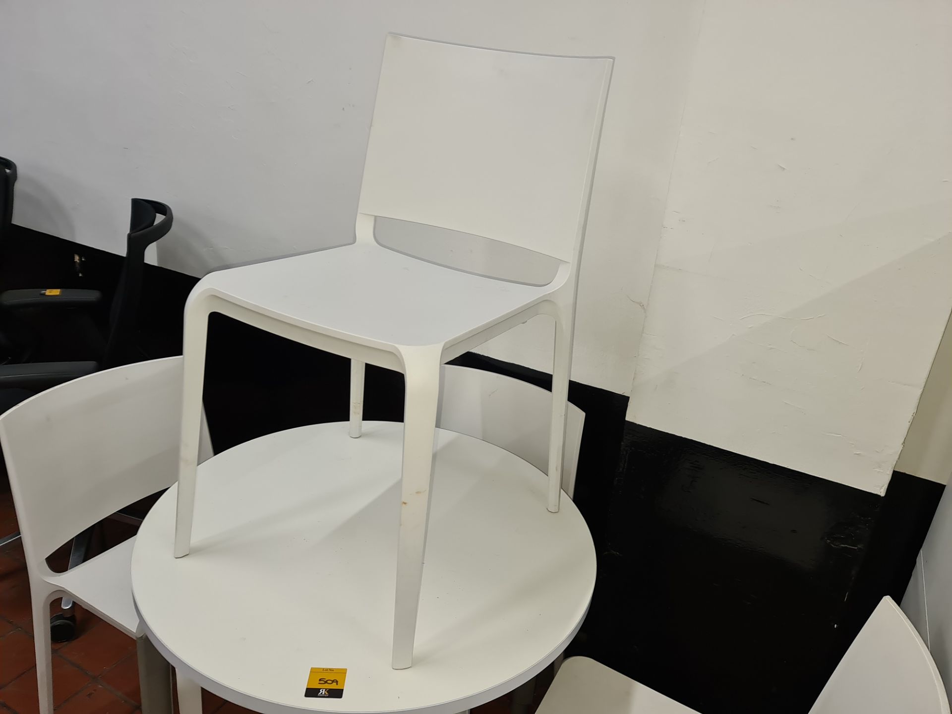 Table & chair set comprising white round table on silver legs plus 4 white chairs - Image 3 of 5