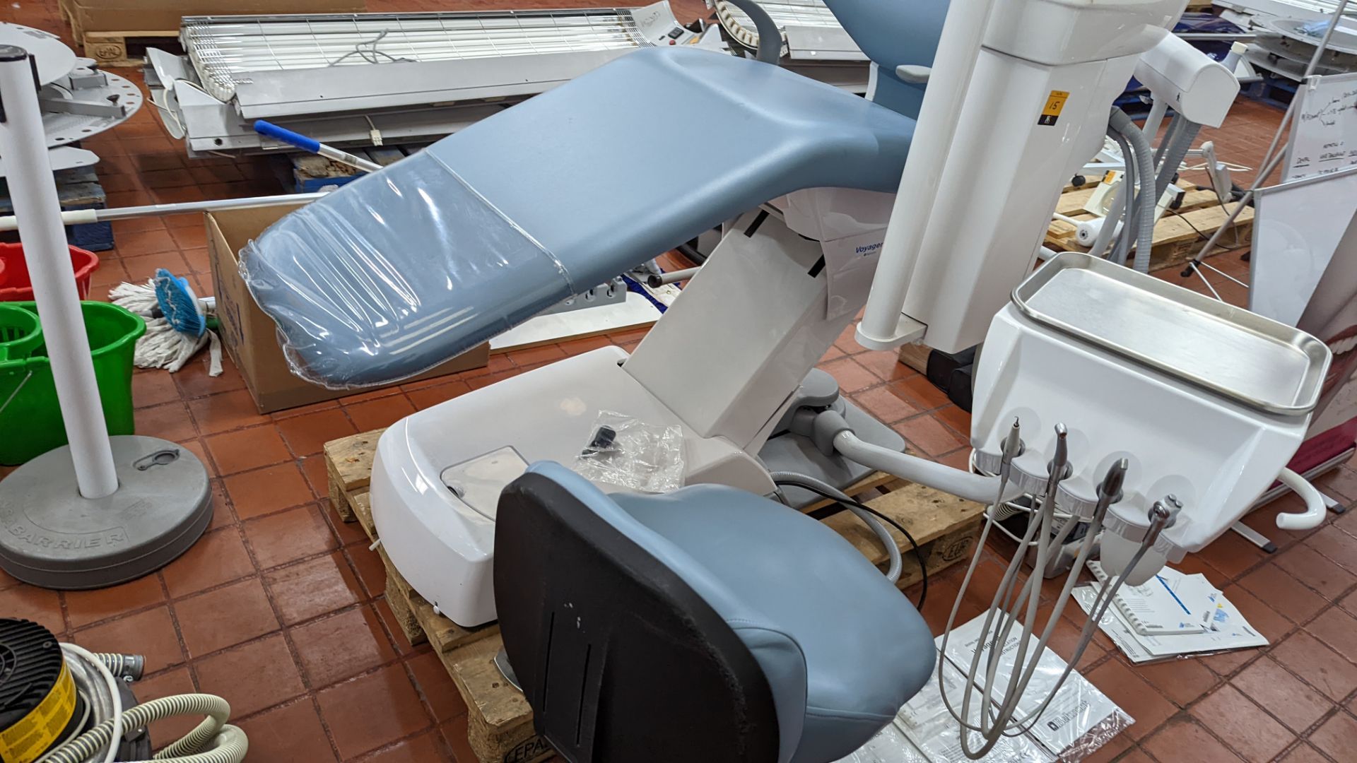 Belmont Voyager III Surgery System incorporating lighting, twin articulating headrest, swing out arm - Image 5 of 37