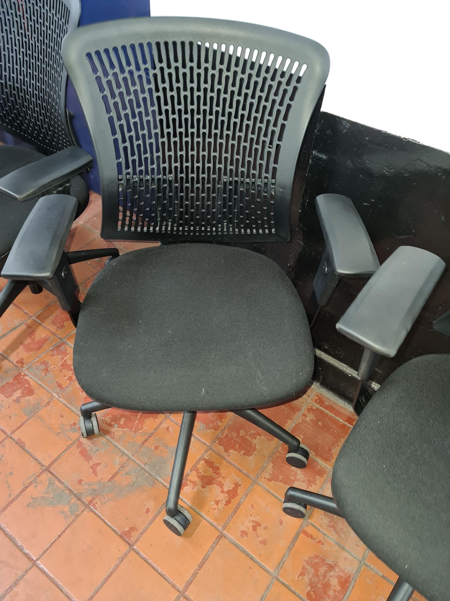 4 off matching black operator's chairs with black upholstered bases & black mesh style plastic backs - Image 4 of 5