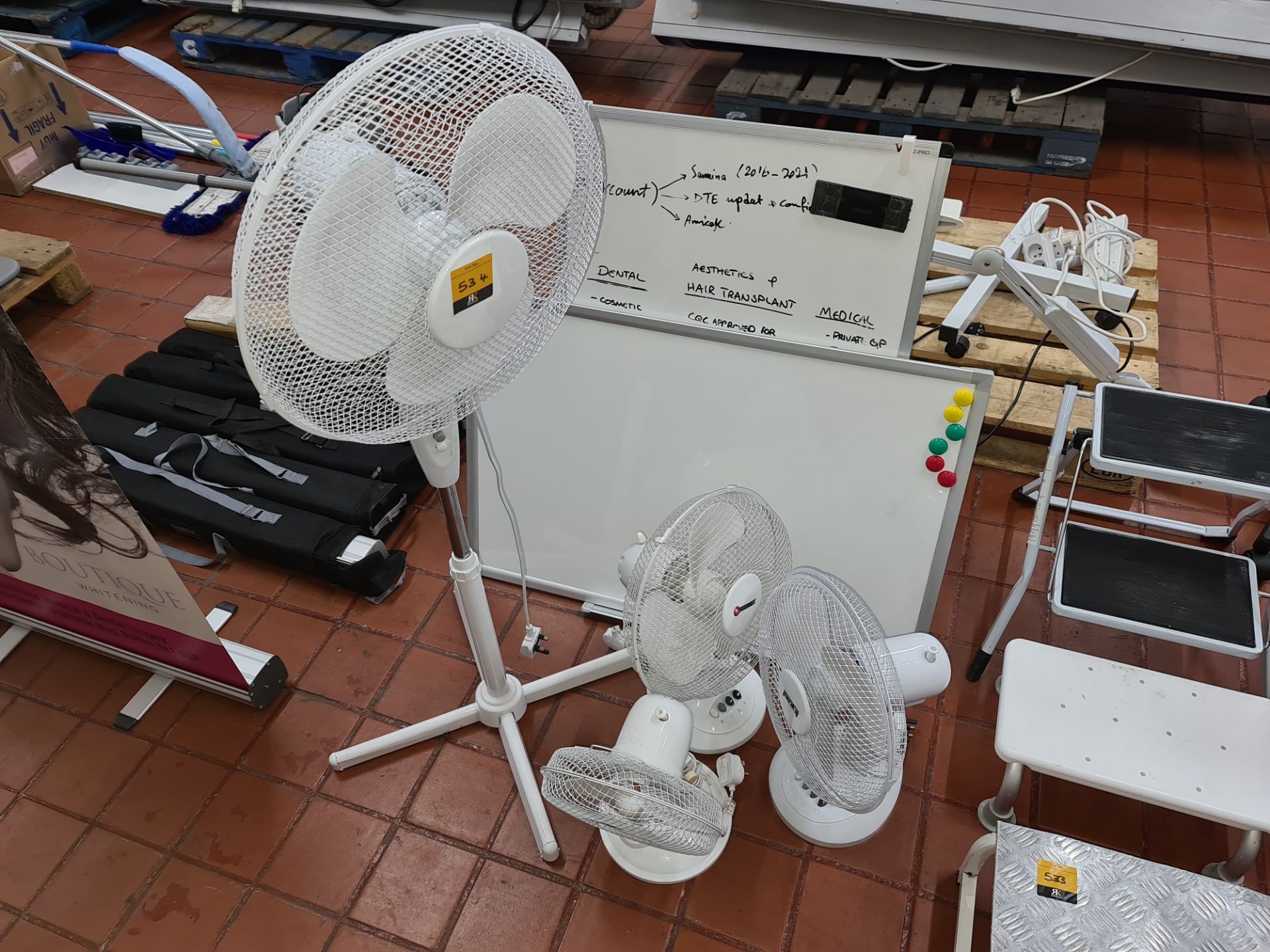 Mixed lot comprising 4 assorted fans & 2 whiteboards, one of which includes a stand/frame