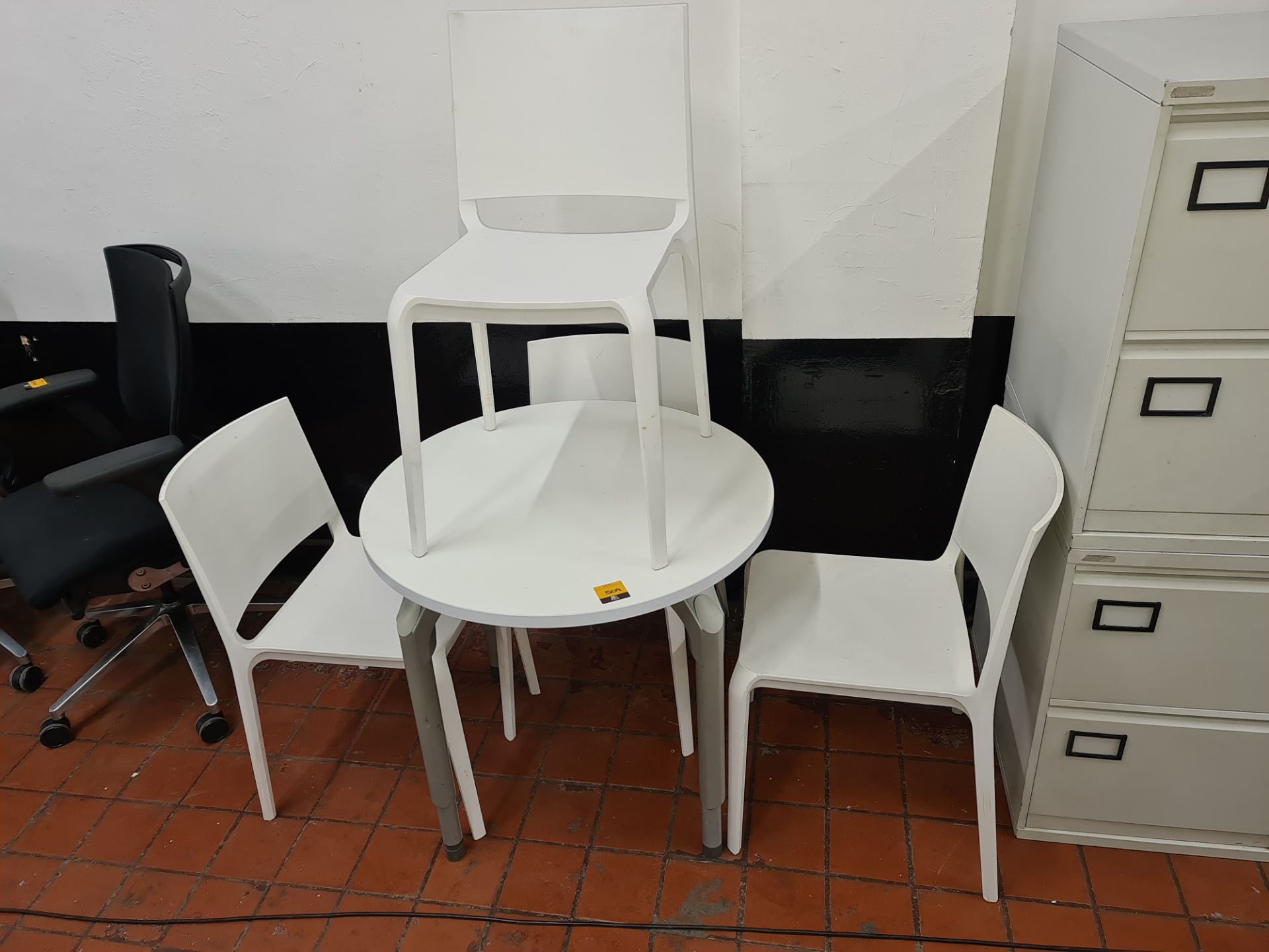 Table & chair set comprising white round table on silver legs plus 4 white chairs