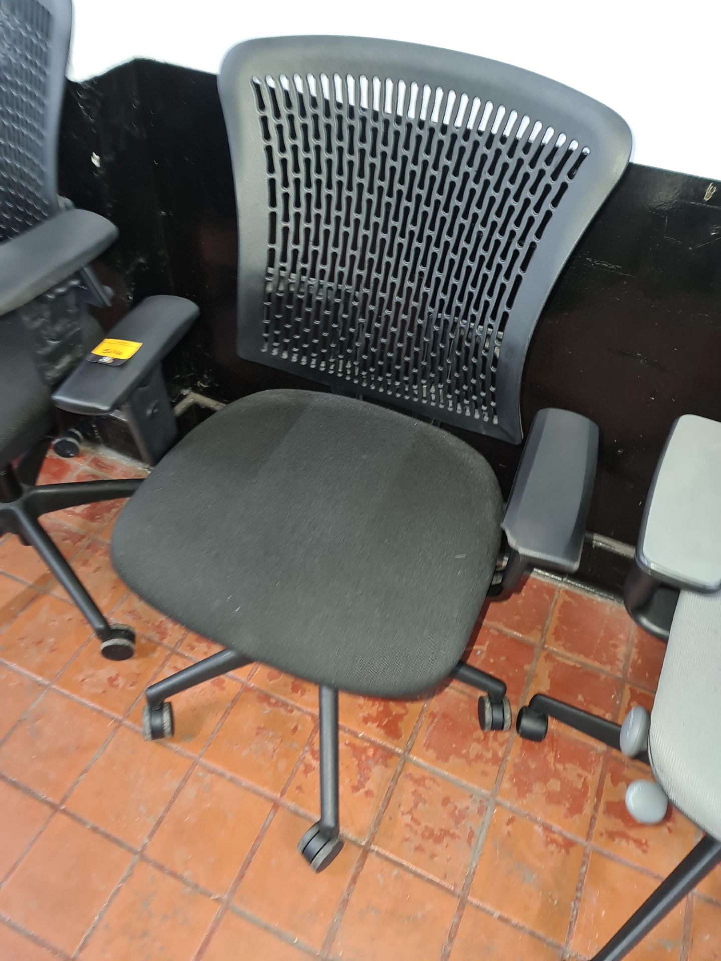 4 off matching black operator's chairs with black upholstered bases & black mesh style plastic backs - Image 2 of 5