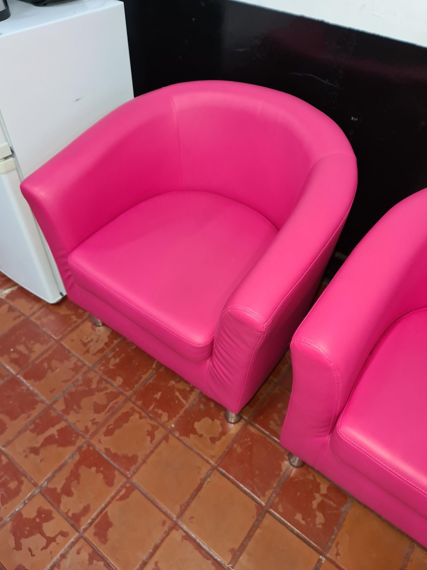 3 off pink matching tub chairs - Image 4 of 4