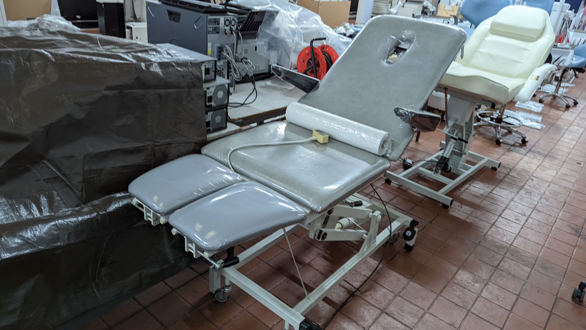 Huntleigh Akron electrically controlled mobile patient bed with hand-held controller - Image 6 of 10