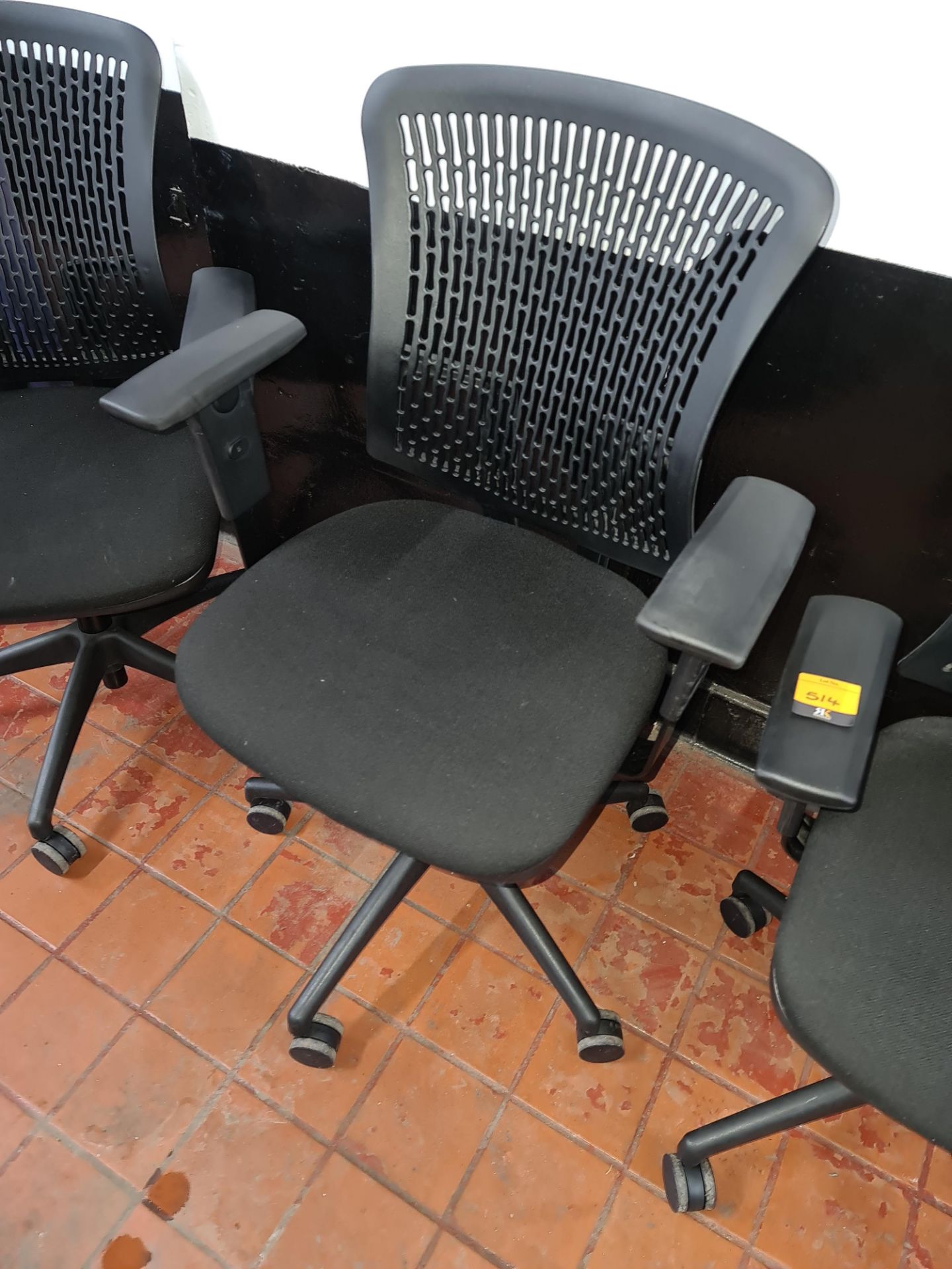 4 off matching black operator's chairs with black upholstered bases & black mesh style plastic backs - Image 3 of 5