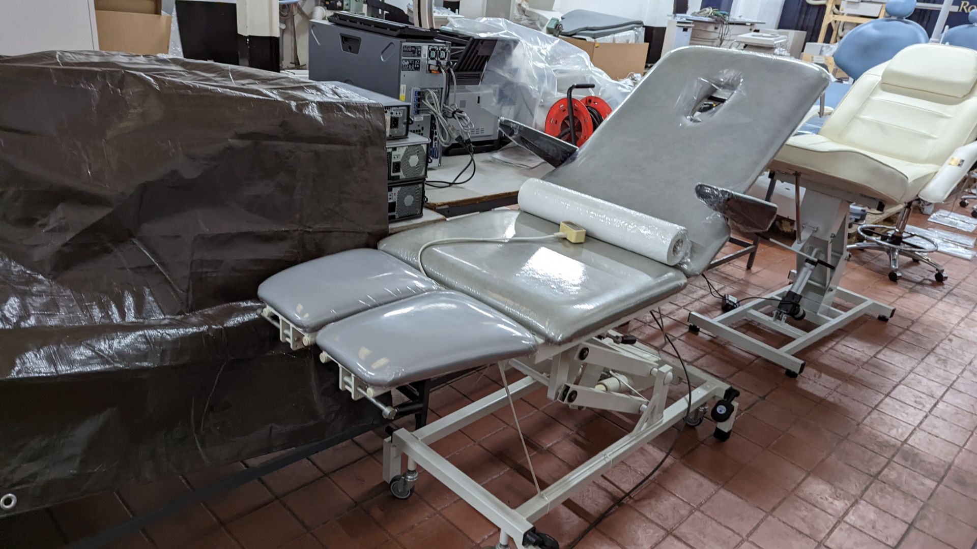 Huntleigh Akron electrically controlled mobile patient bed with hand-held controller - Image 7 of 10