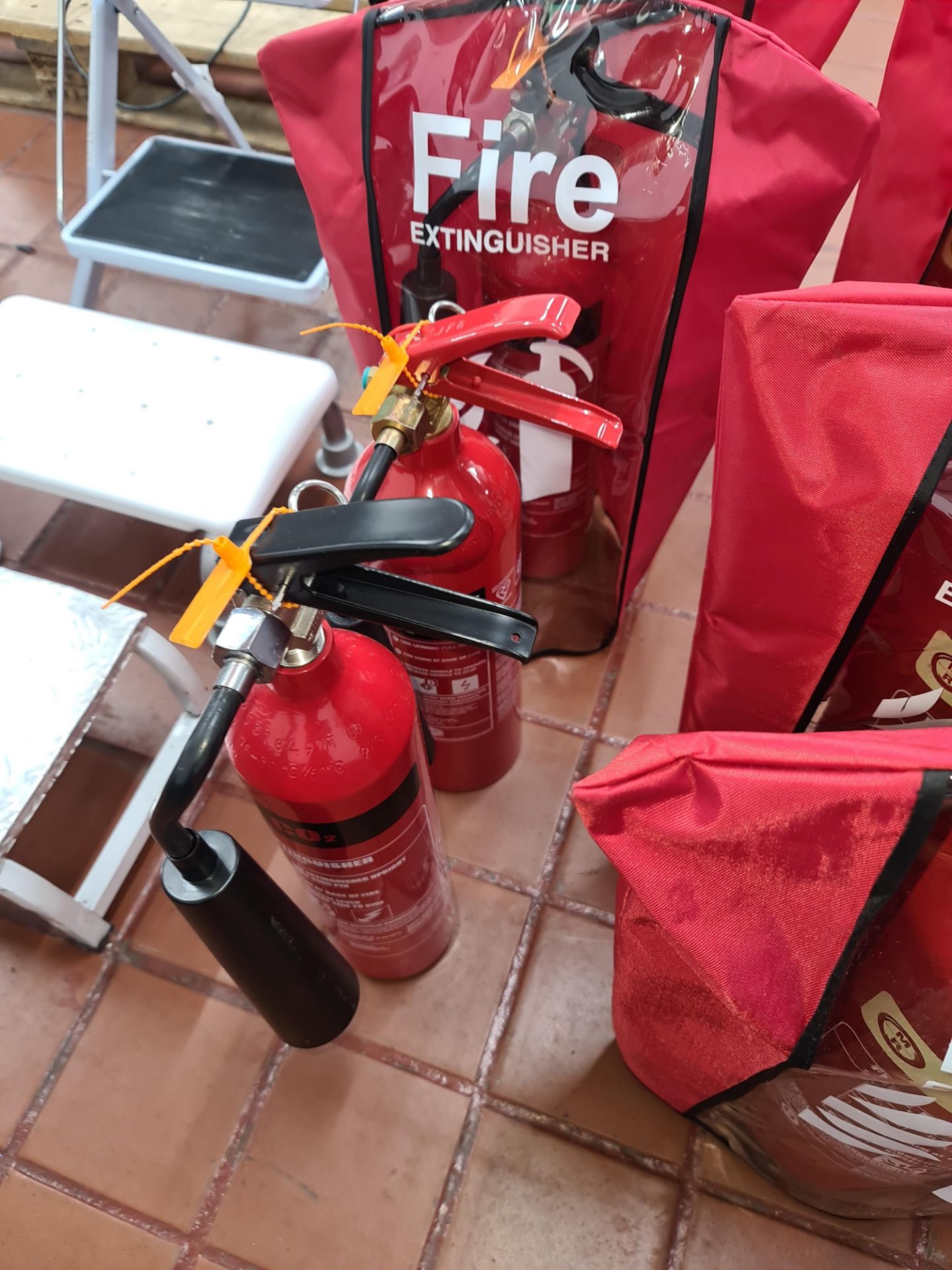 7 off assorted fire extinguishers, of which 5 include a removable cover - Image 3 of 4