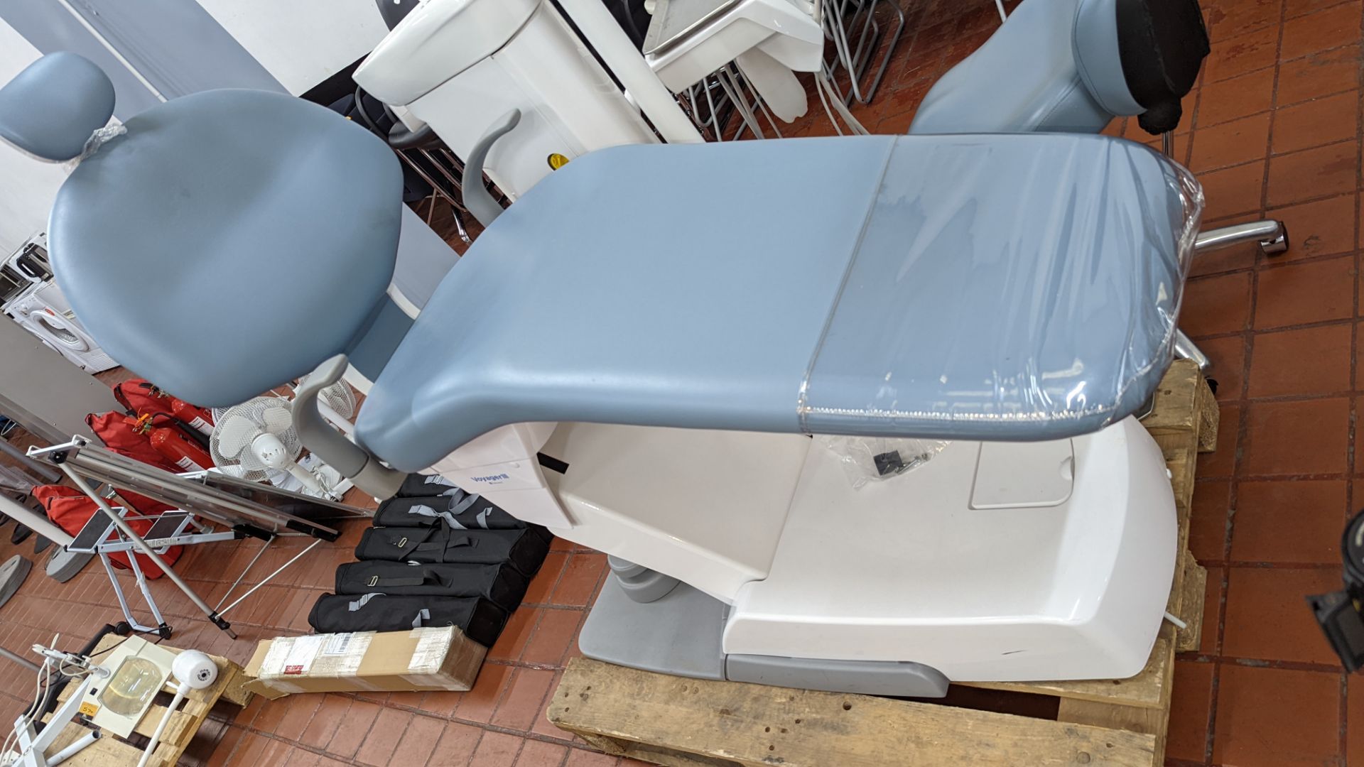 Belmont Voyager III Surgery System incorporating lighting, twin articulating headrest, swing out arm - Image 36 of 37