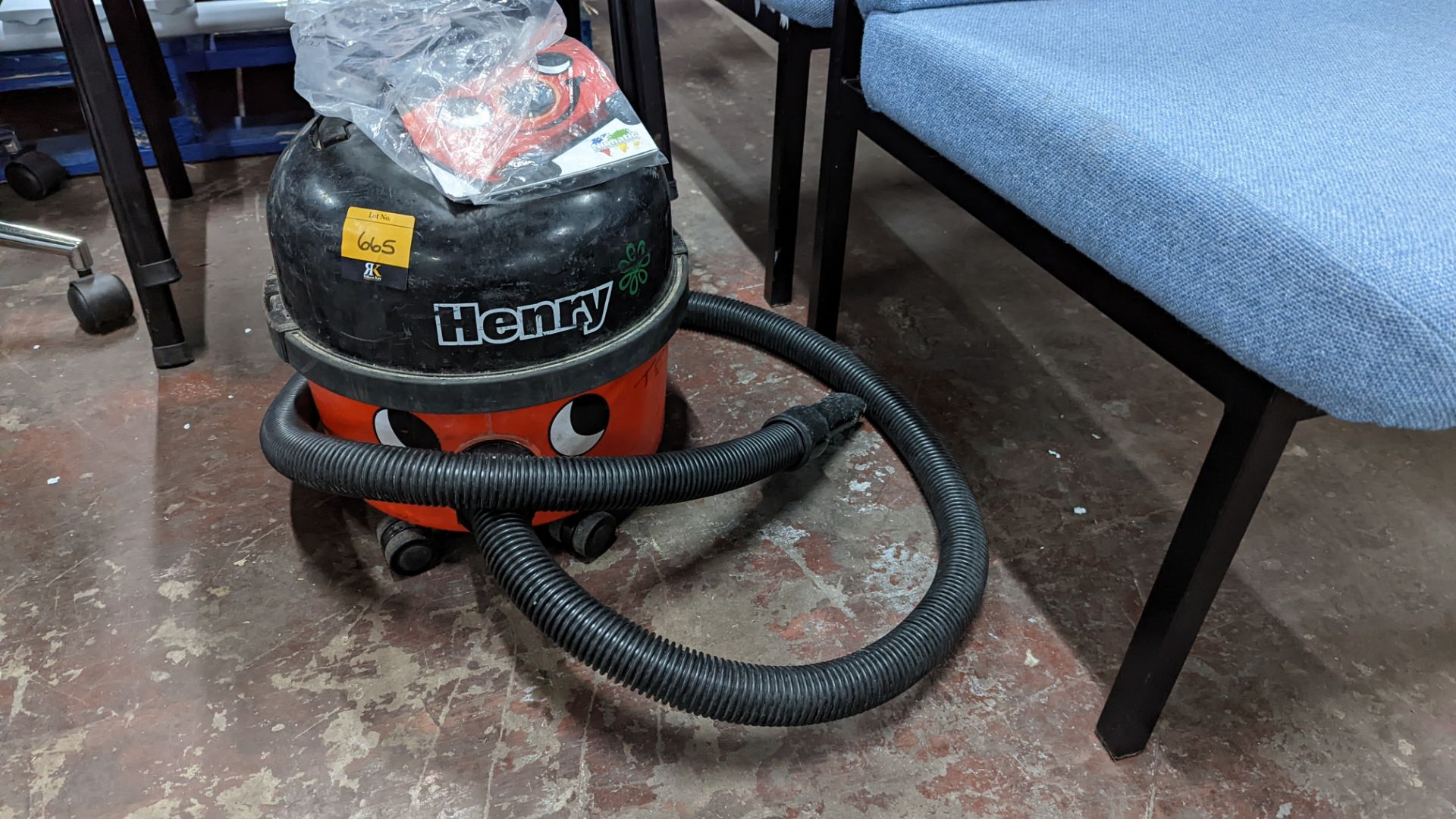 Henry vacuum cleaner - Image 4 of 5