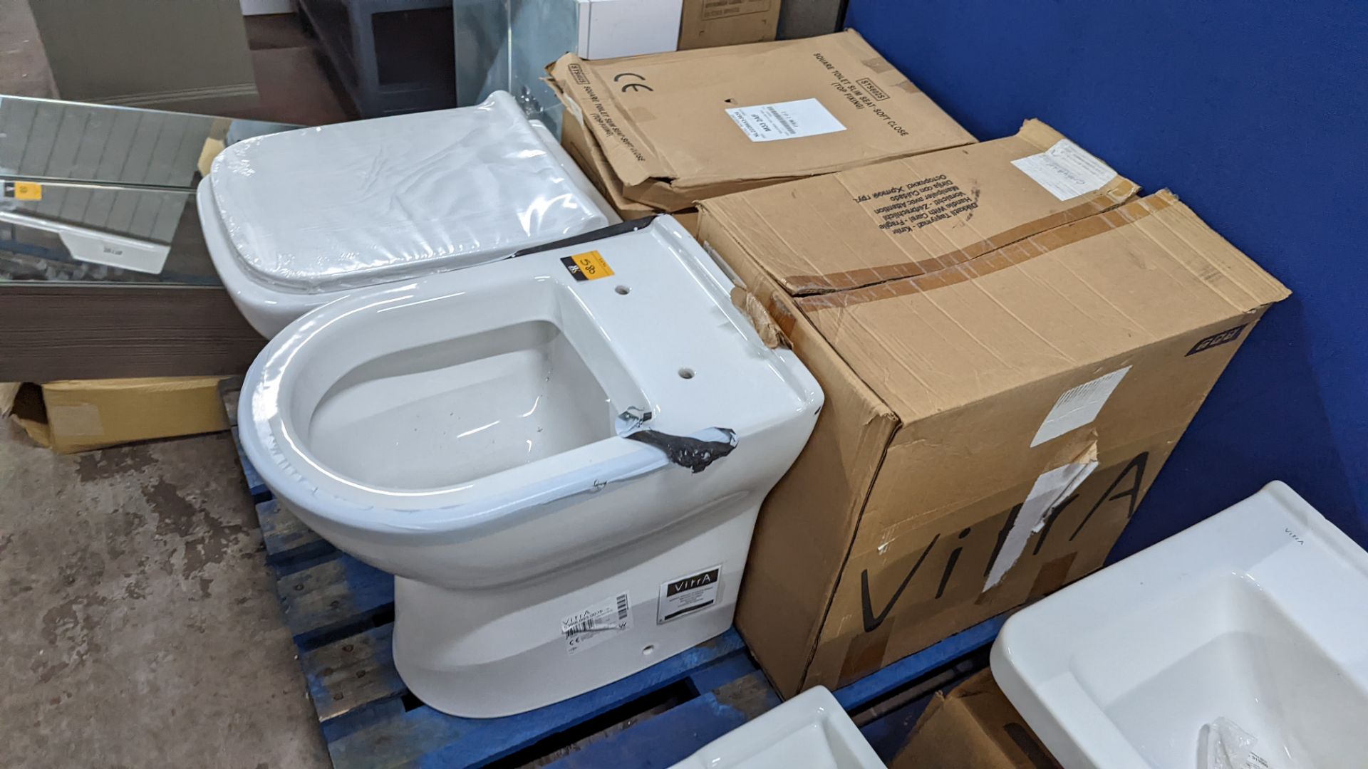 Pair of assorted toilet pans, one of which includes a seat - Image 3 of 10