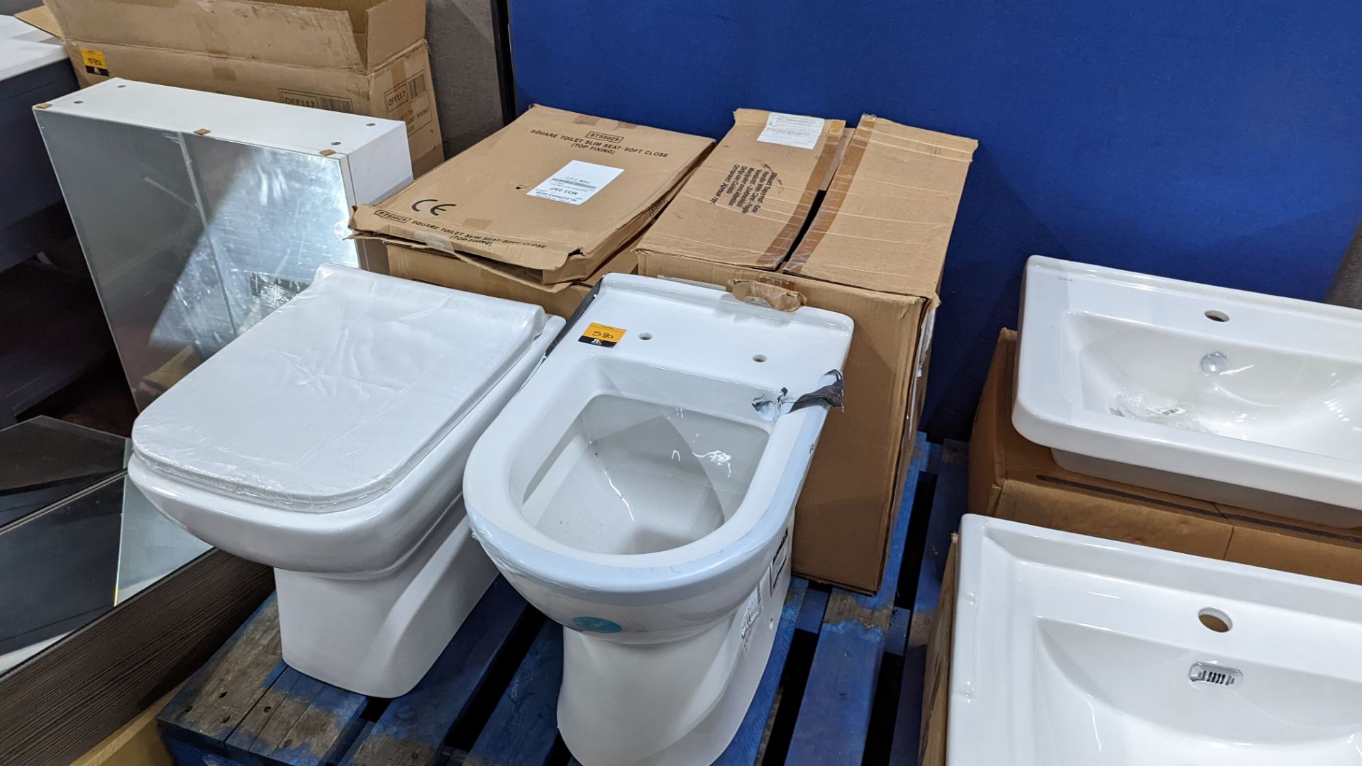 Pair of assorted toilet pans, one of which includes a seat - Image 2 of 10