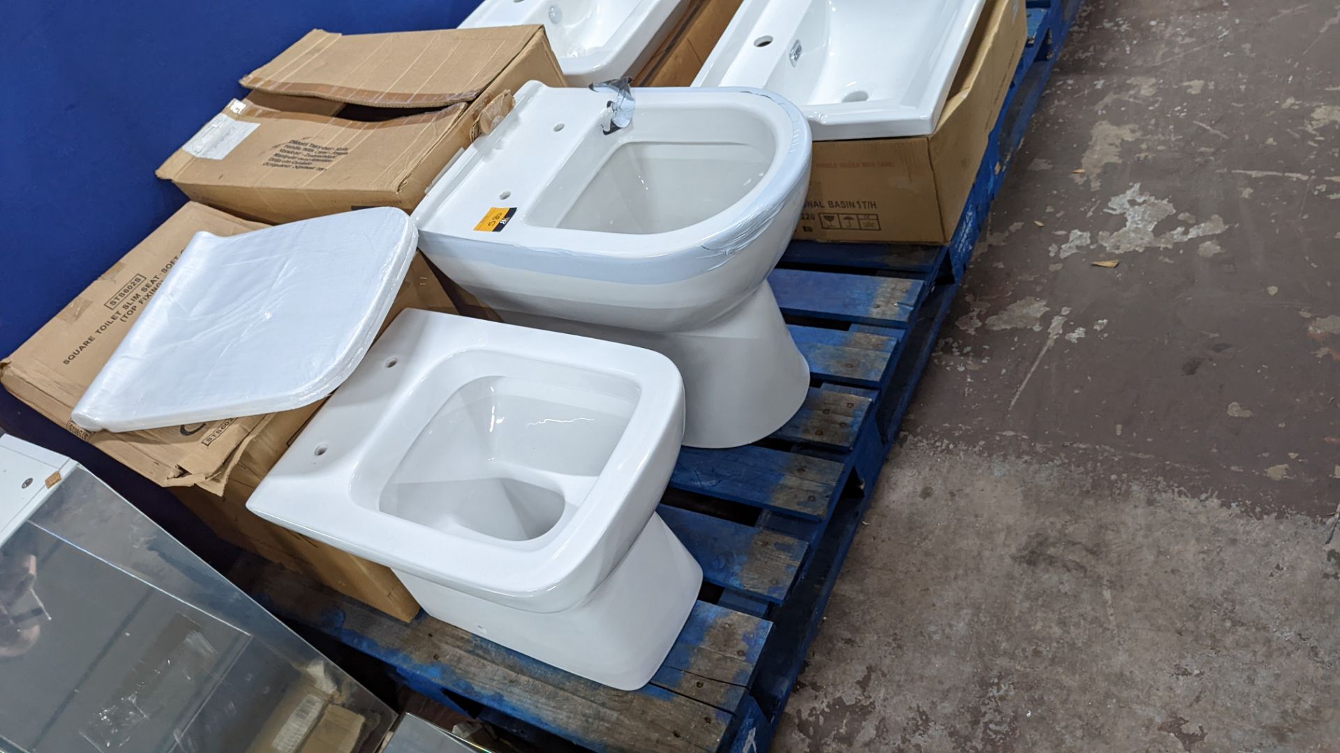 Pair of assorted toilet pans, one of which includes a seat - Image 10 of 10