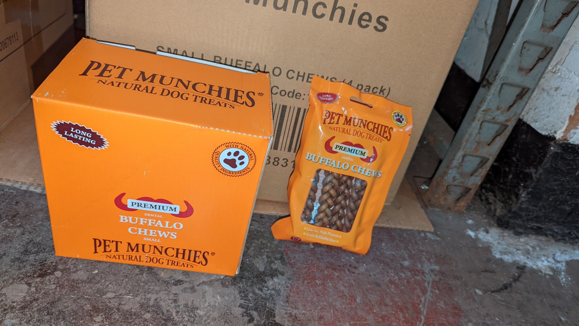 Pet Munchies dried pet chews for dogs. This lot consists of a total of 24 orange retail display box - Image 3 of 3