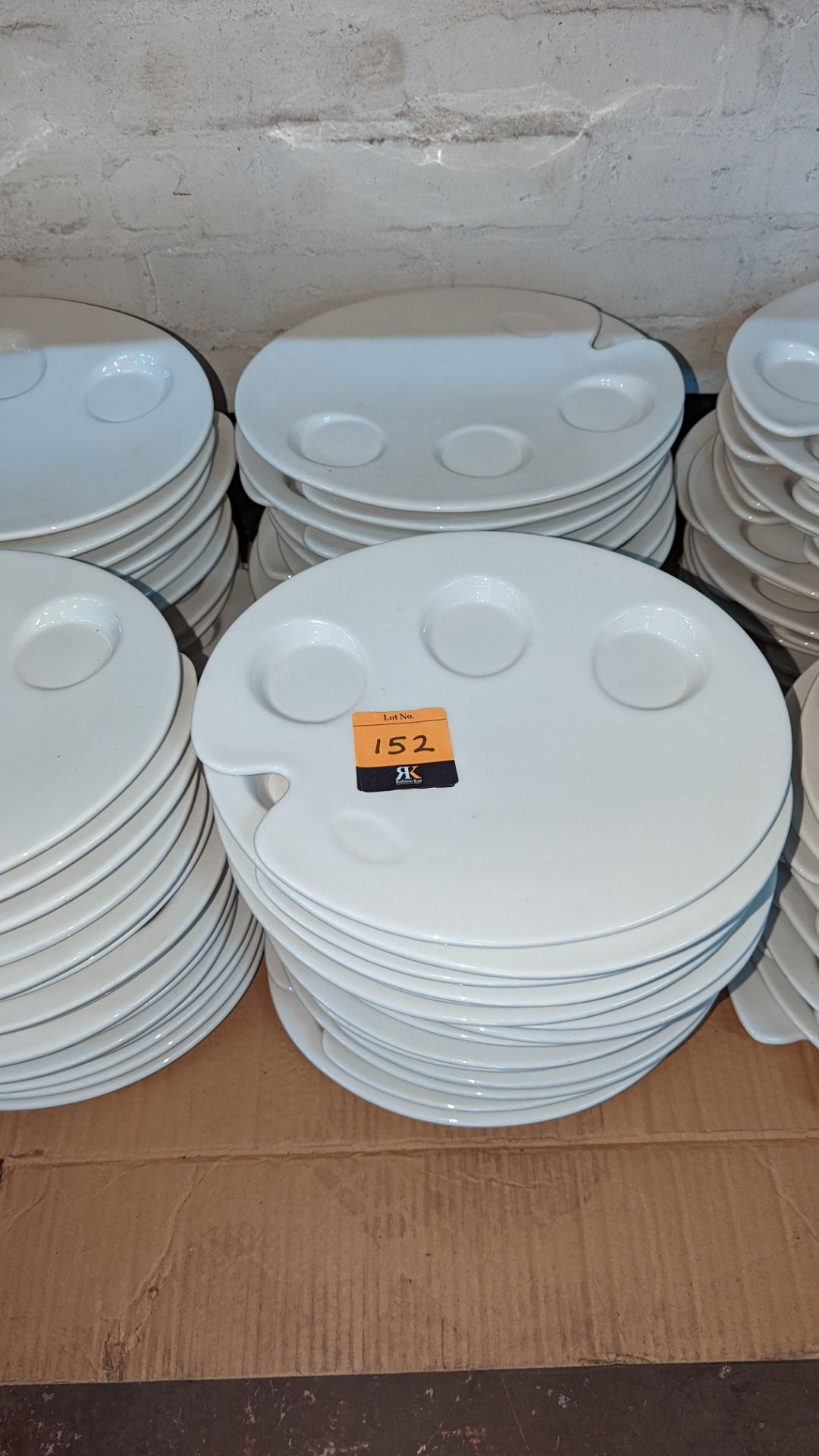 30 off Dudson artist's palette style plates/dishes, each measuring approximately 305mm x 250mm