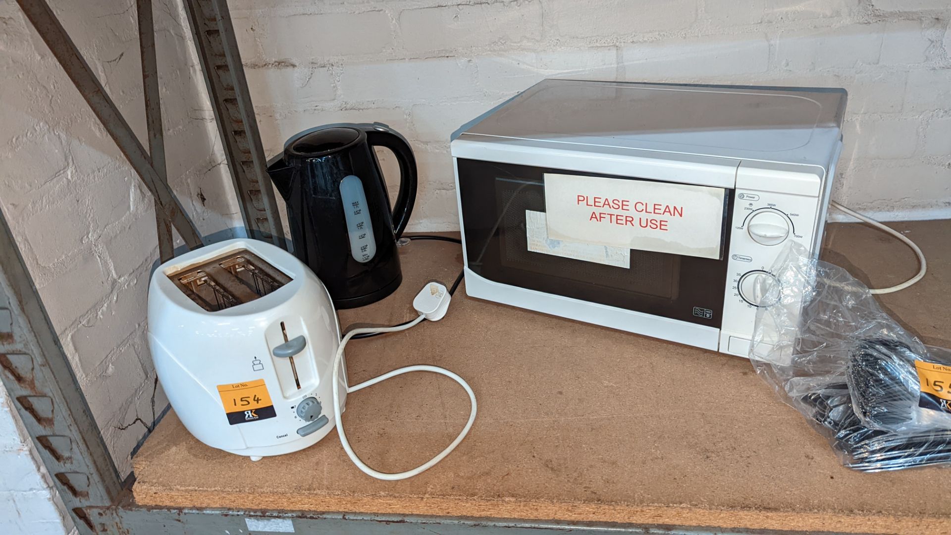 Domestic appliances comprising microwave, kettle & toaster - Image 2 of 5