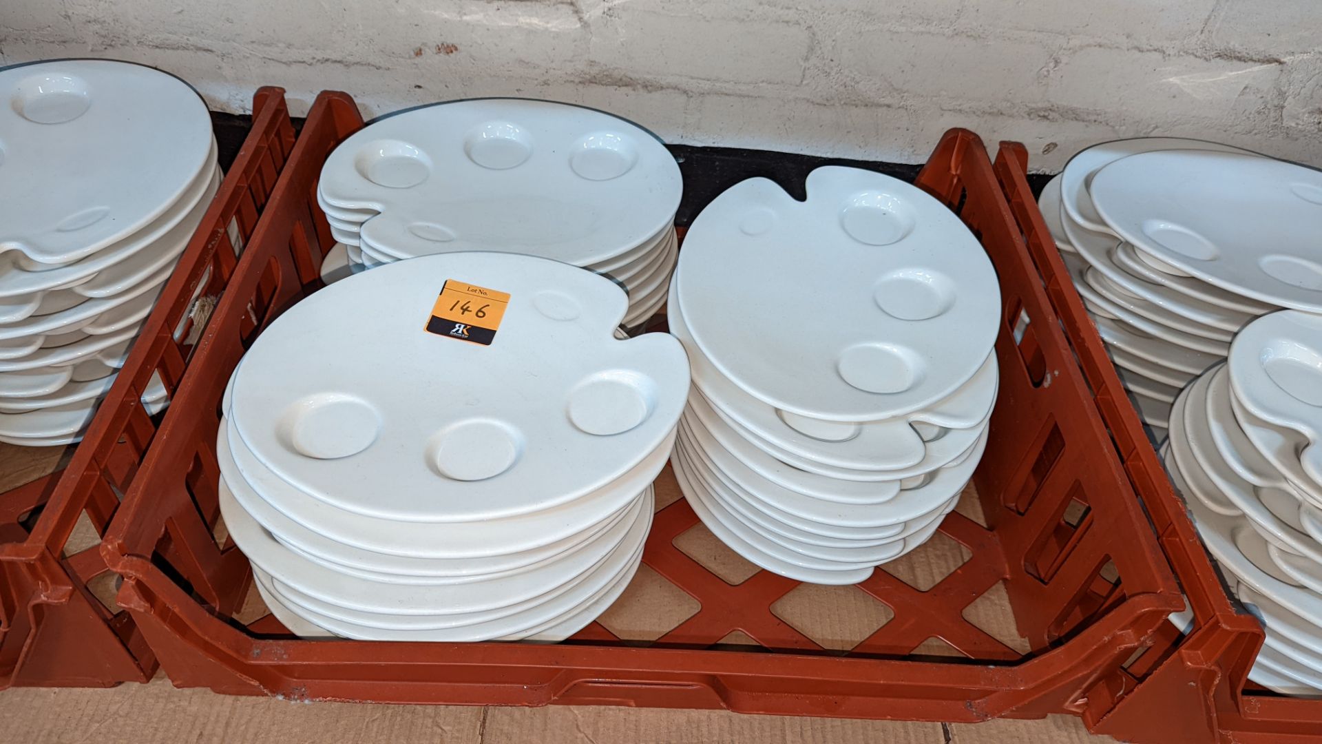 30 off Dudson artist's palette style plates/dishes, each measuring approximately 305mm x 250mm