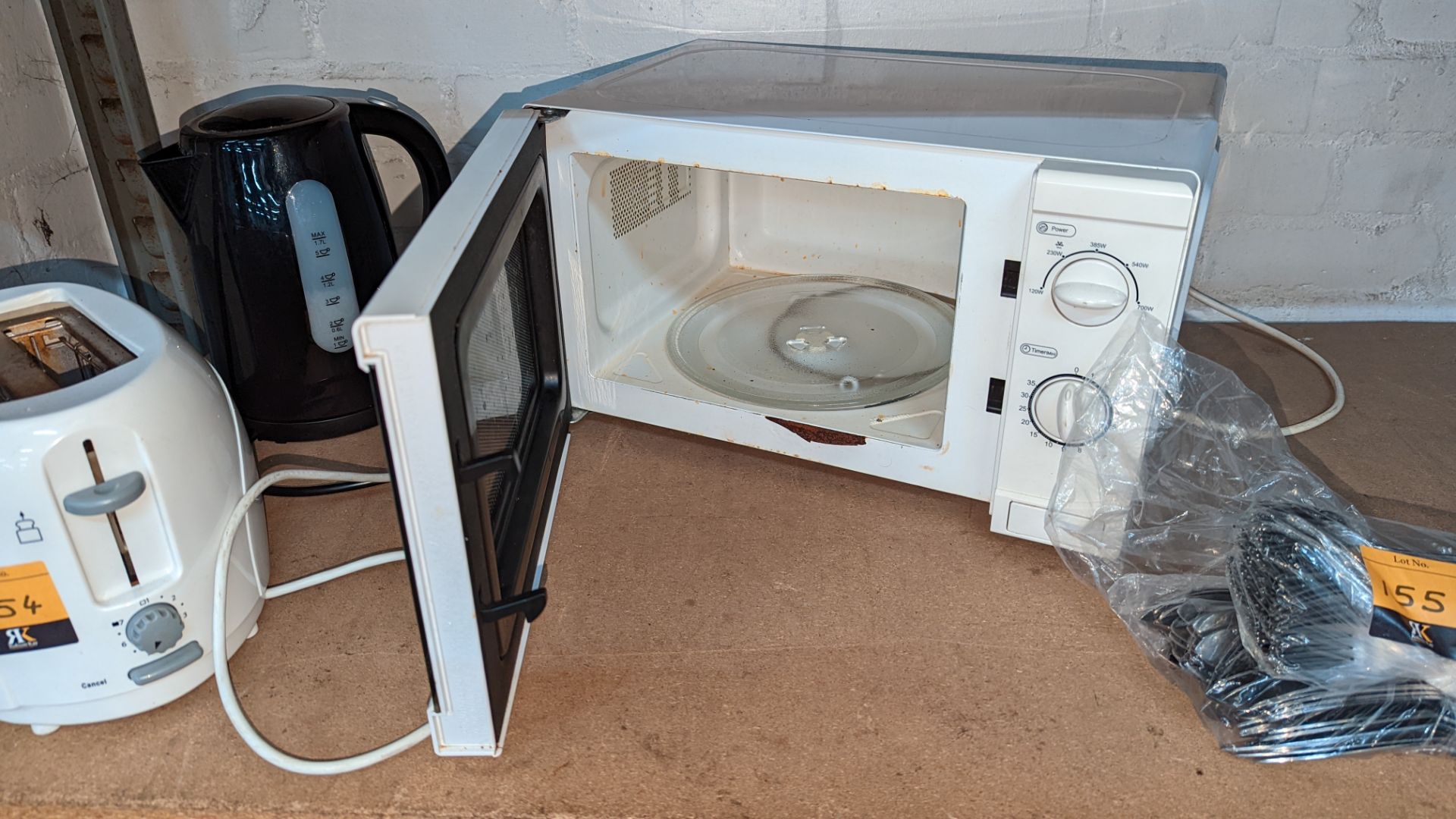 Domestic appliances comprising microwave, kettle & toaster - Image 5 of 5