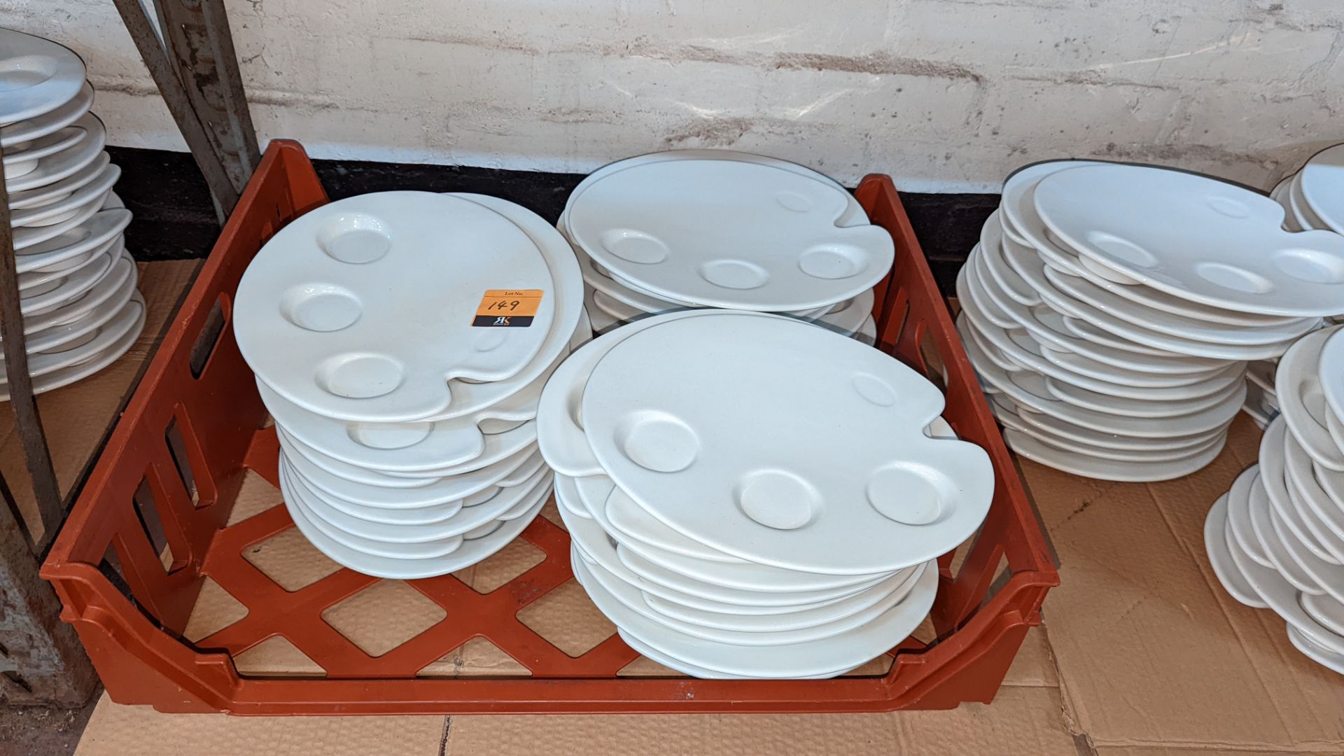 30 off Dudson artist's palette style plates/dishes, each measuring approximately 305mm x 250mm