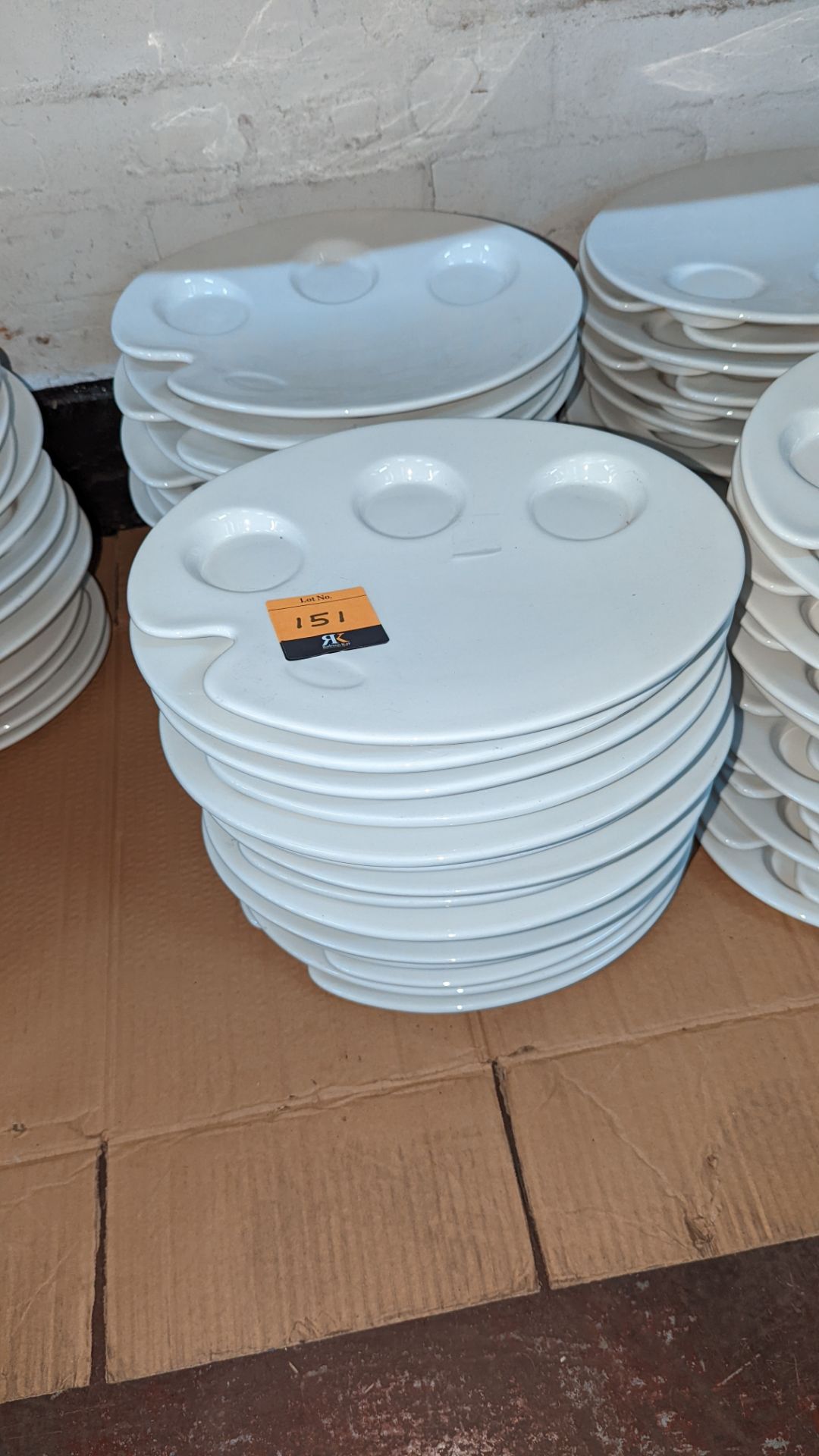 30 off Dudson artist's palette style plates/dishes, each measuring approximately 305mm x 250mm