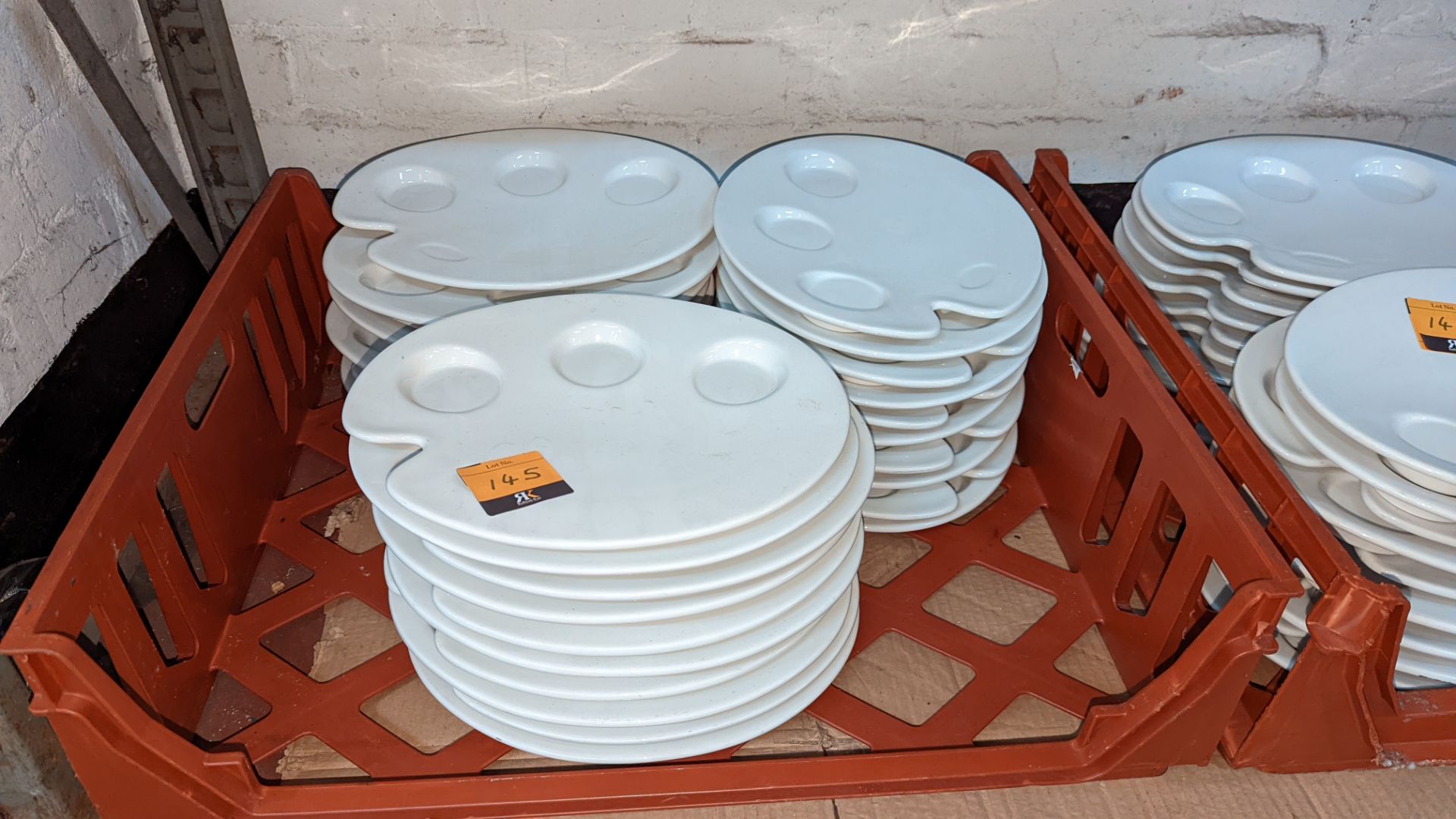 30 off Dudson artist's palette style plates/dishes, each measuring approximately 305mm x 250mm