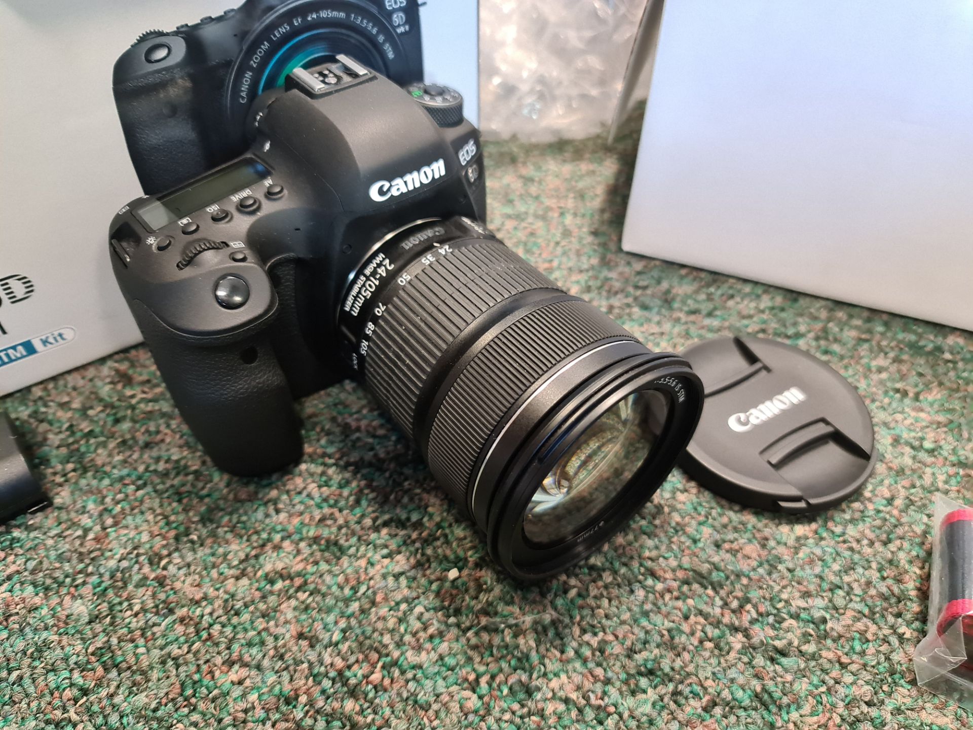 Canon EOS 6D Mark II digital camera kit including 24-105mm lens plus box, batteries, charger, manual - Image 2 of 32