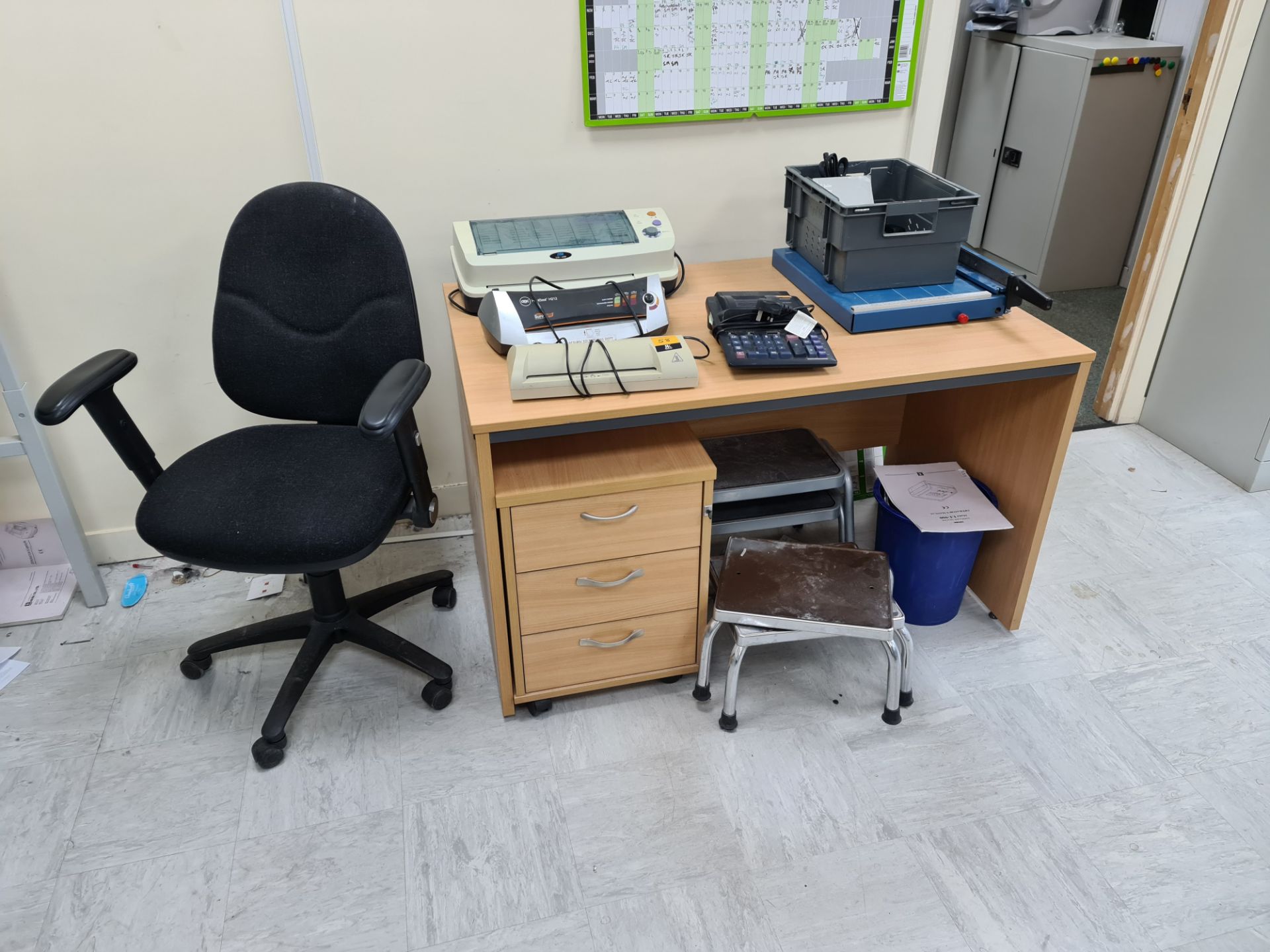 Mixed office furniture & equipment lot comprising desk, pedestal, 4 mini steps, operator's chair, la