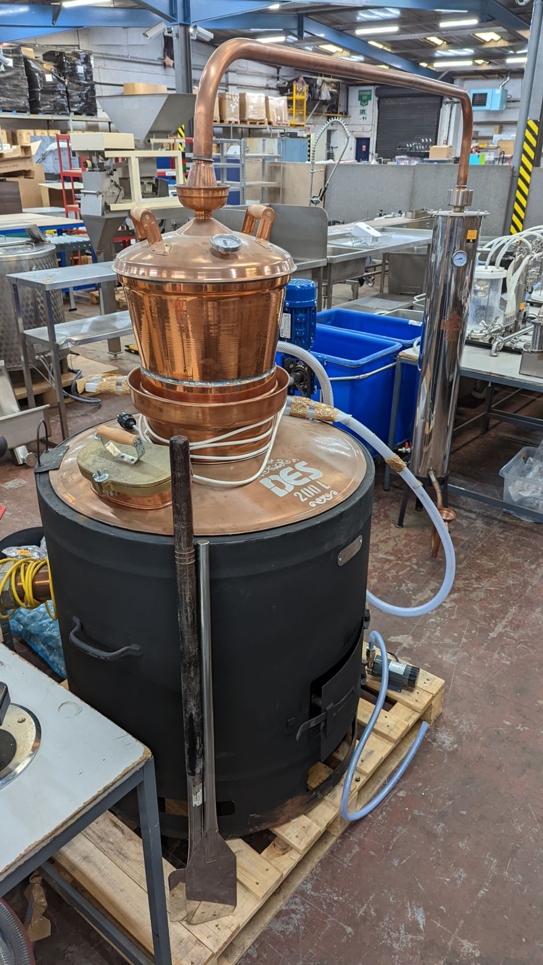 Copper still, 200 litre capacity, including motor/pumps, paddles & more. This lot comprises the mai - Image 2 of 21
