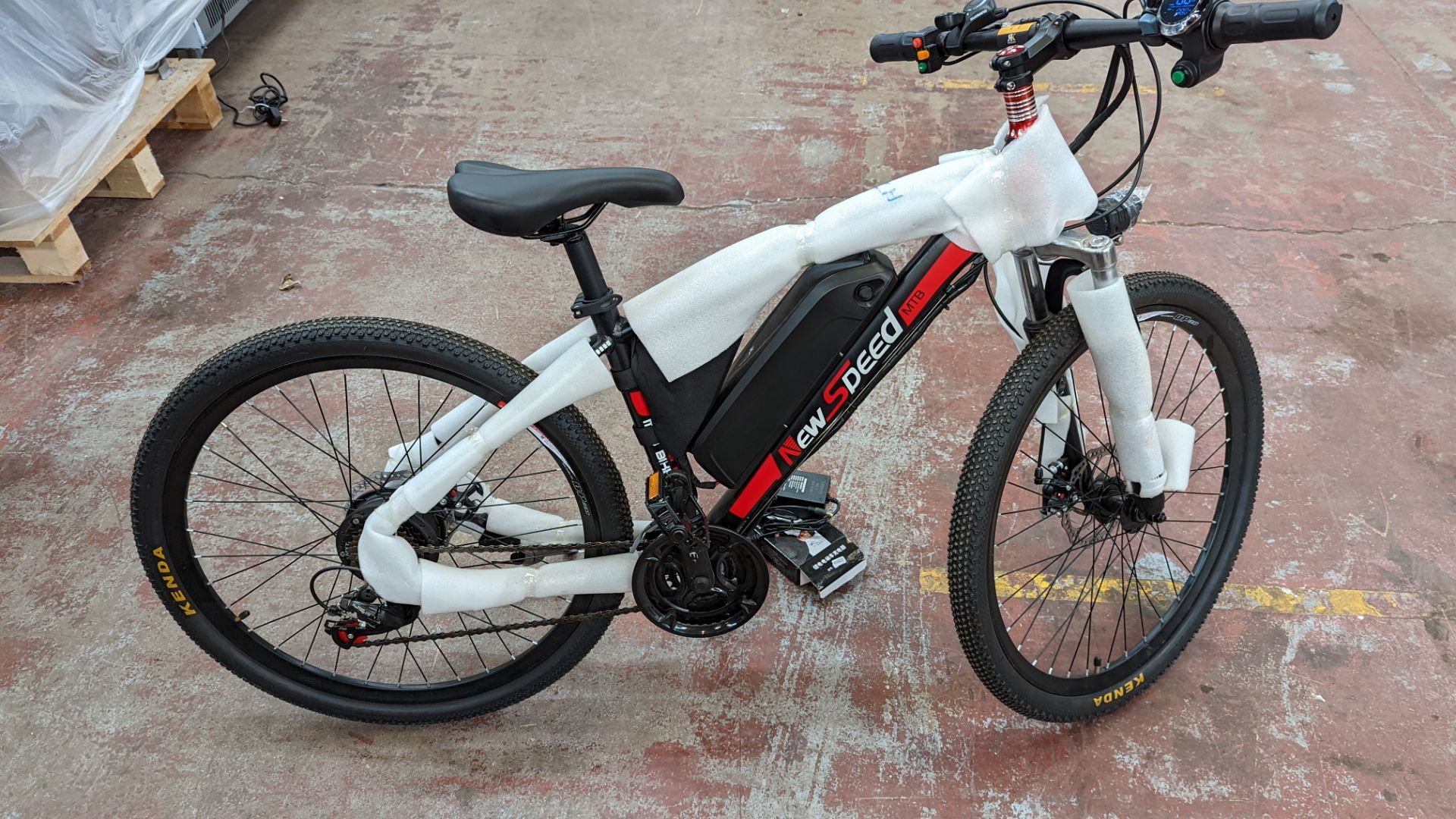 New Speed MTB electric bike with Shimano Tourney TZ gears. Includes keys, remotes & charger - appear - Image 24 of 32