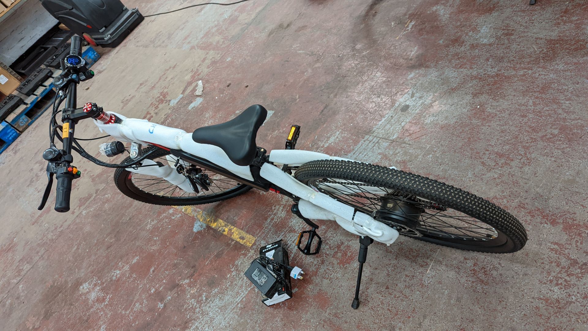 New Speed MTB electric bike with Shimano Tourney TZ gears. Includes keys, remotes & charger - appear - Image 31 of 32