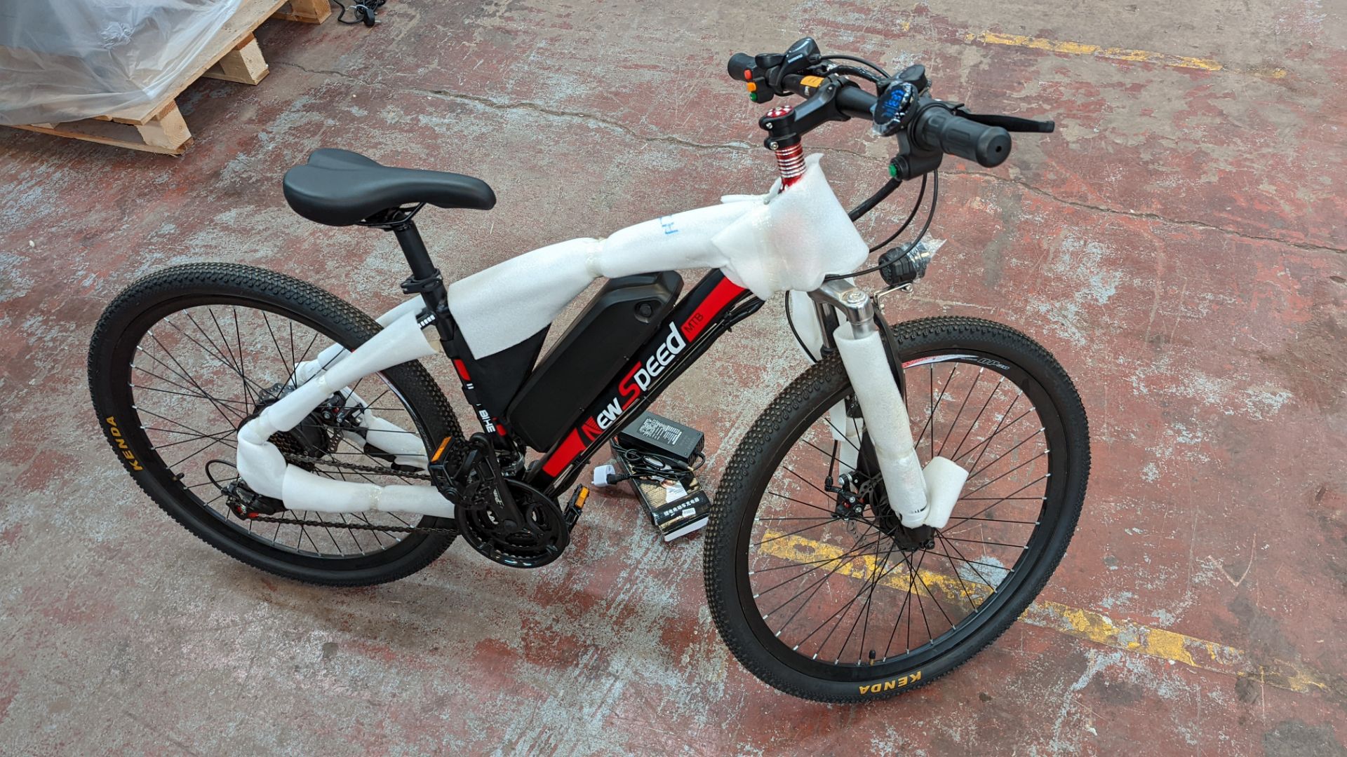 New Speed MTB electric bike with Shimano Tourney TZ gears. Includes keys, remotes & charger - appear - Image 26 of 32