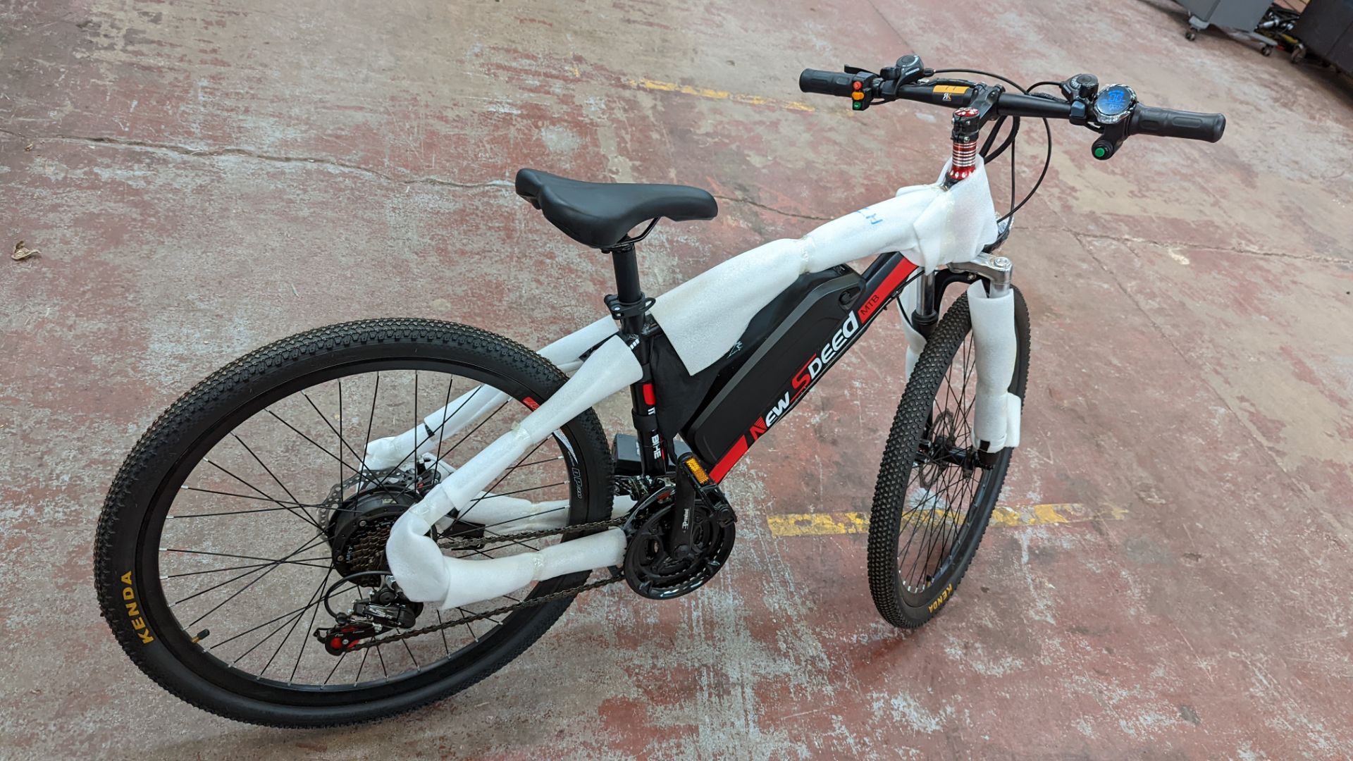 New Speed MTB electric bike with Shimano Tourney TZ gears. Includes keys, remotes & charger - appear - Image 32 of 32