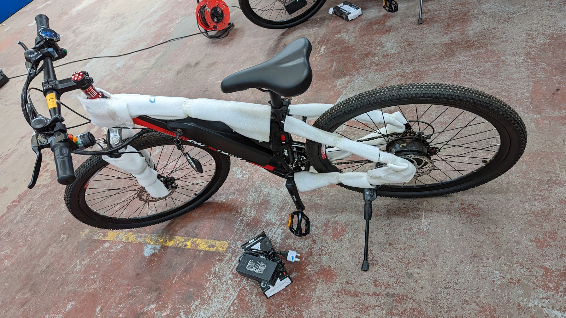 New Speed MTB electric bike with Shimano Tourney TZ gears. Includes keys, remotes & charger - appear - Image 30 of 32