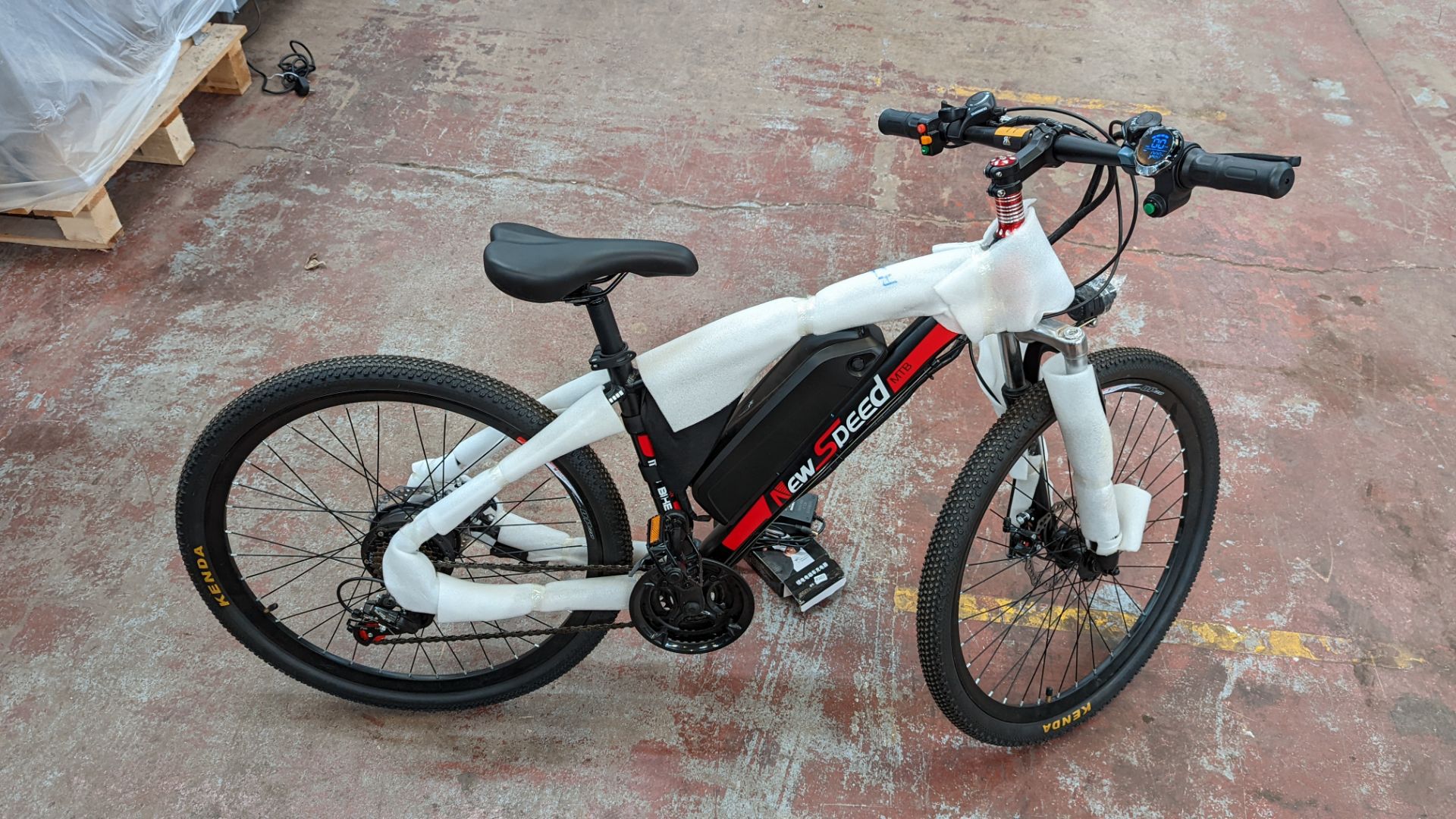 New Speed MTB electric bike with Shimano Tourney TZ gears. Includes keys, remotes & charger - appear - Image 25 of 32