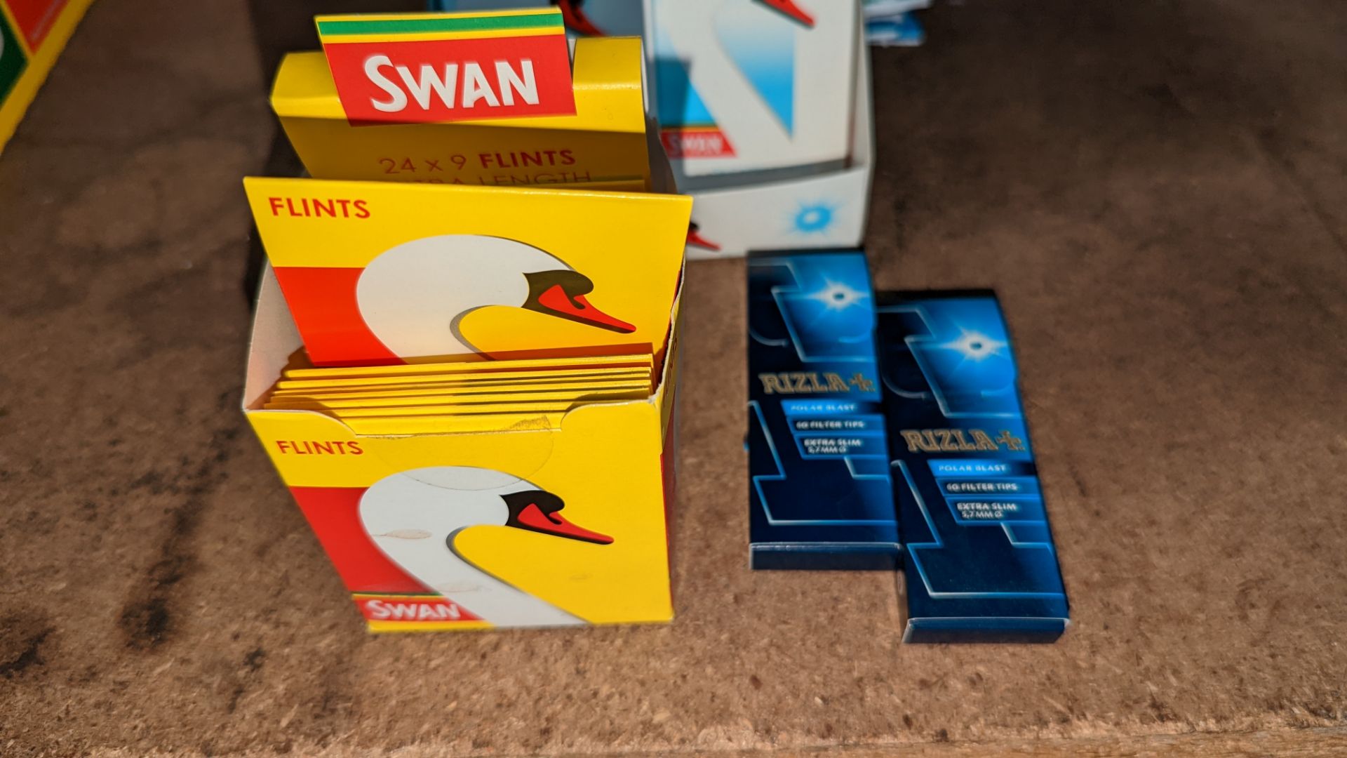 Large quantity of filter tips, comprising 4 part-full boxes of assorted Swan tips, one dispensing bo - Image 3 of 6